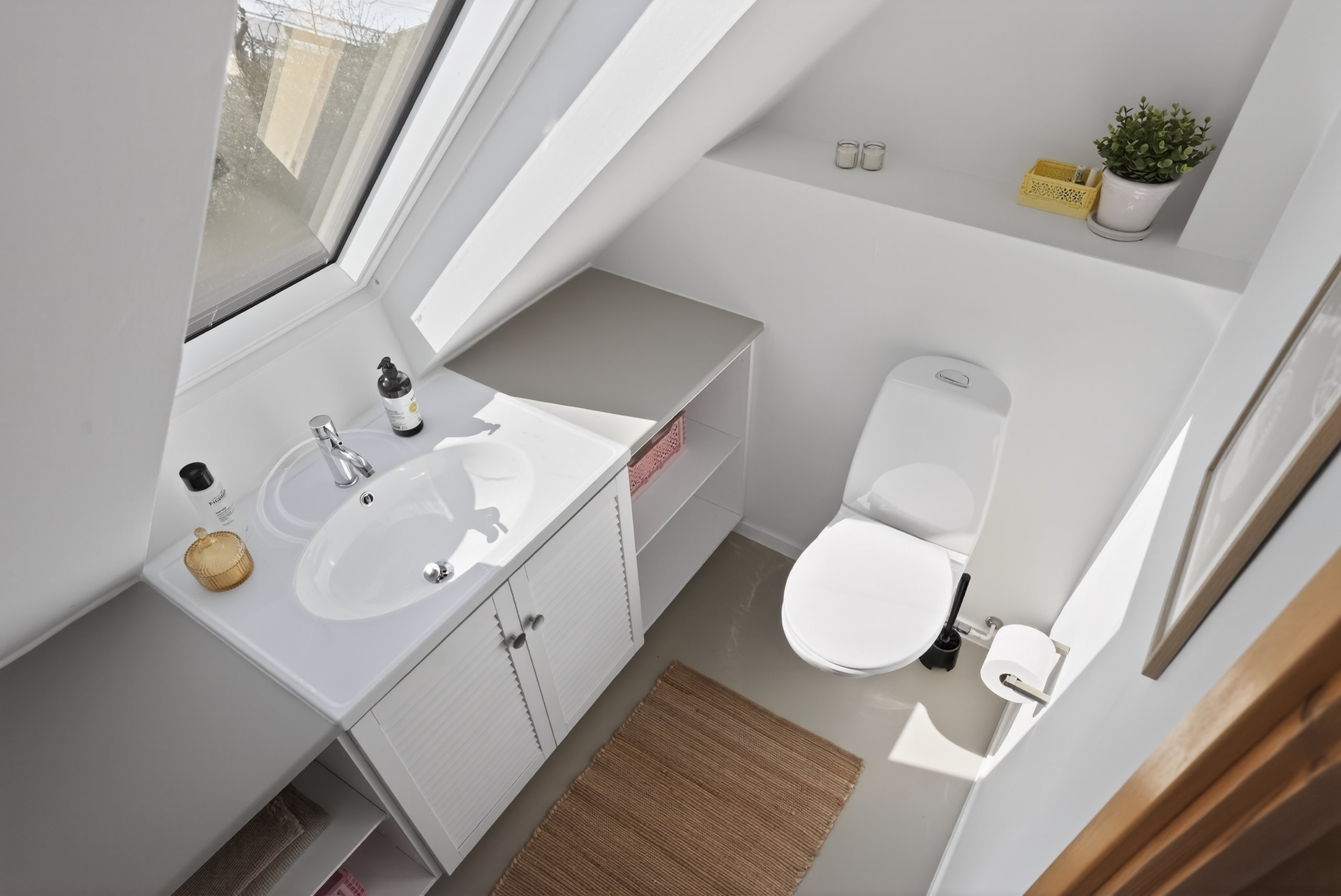 Fremhævet wc billede i fuldskærmstilstand. Billede af Skovduevej 7, 2680 Solrød Strand