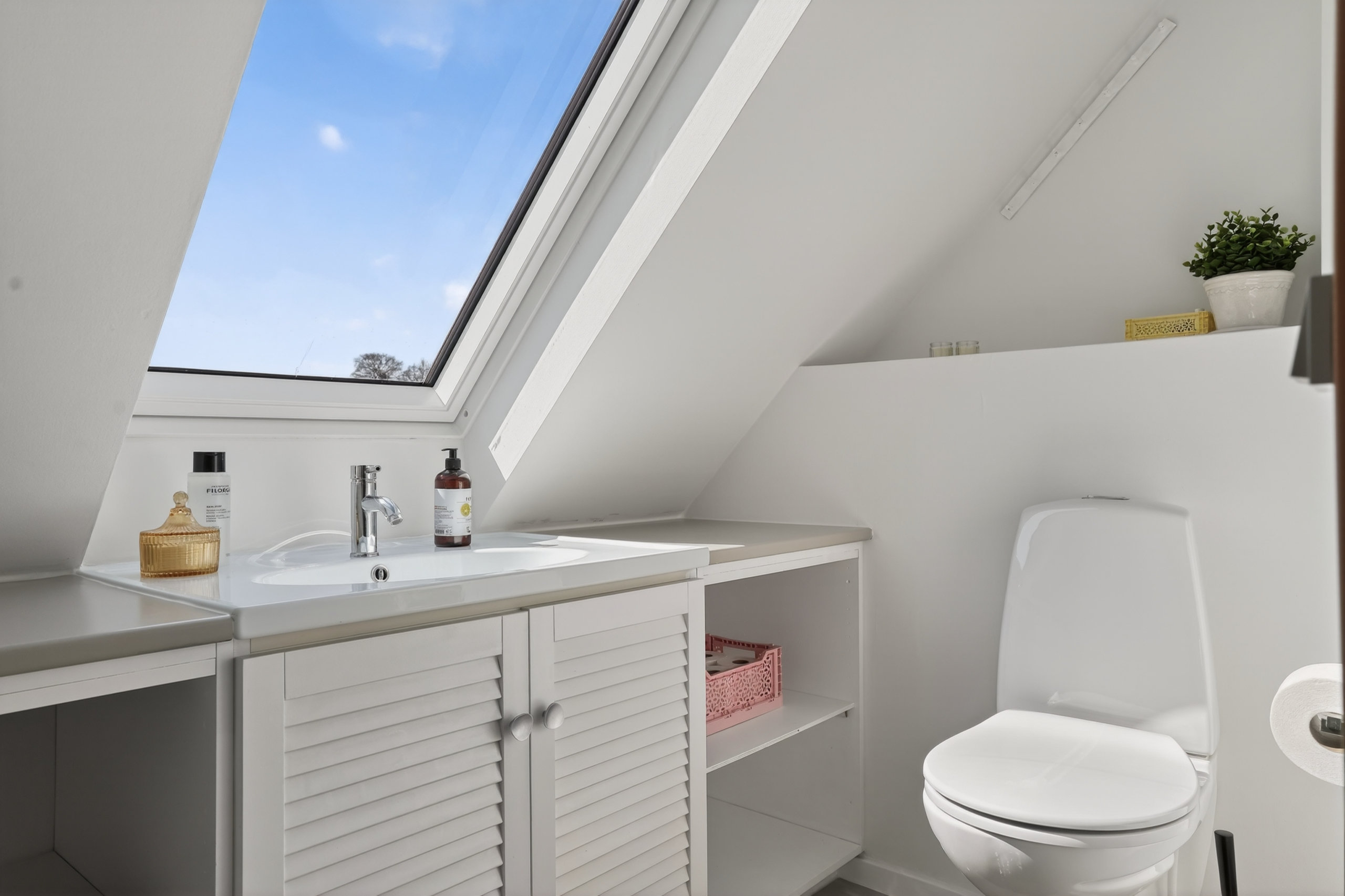 Fremhævet wc billede i fuldskærmstilstand. Billede af Skovduevej 7, 2680 Solrød Strand