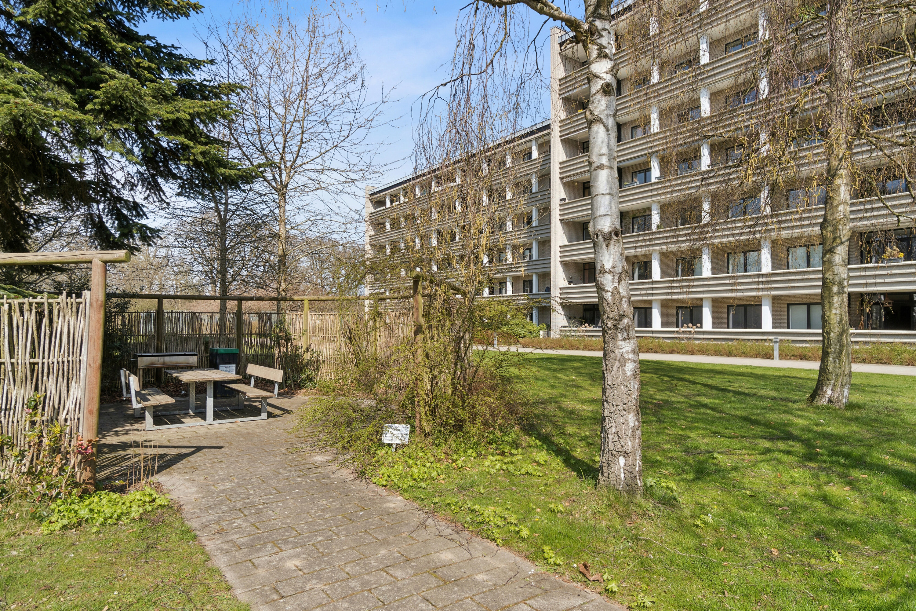 Fremhævet gårdmiljø billede i fuldskærmstilstand. Billede af Bredebovej 37, 5. tv., 2800 Kongens Lyngby