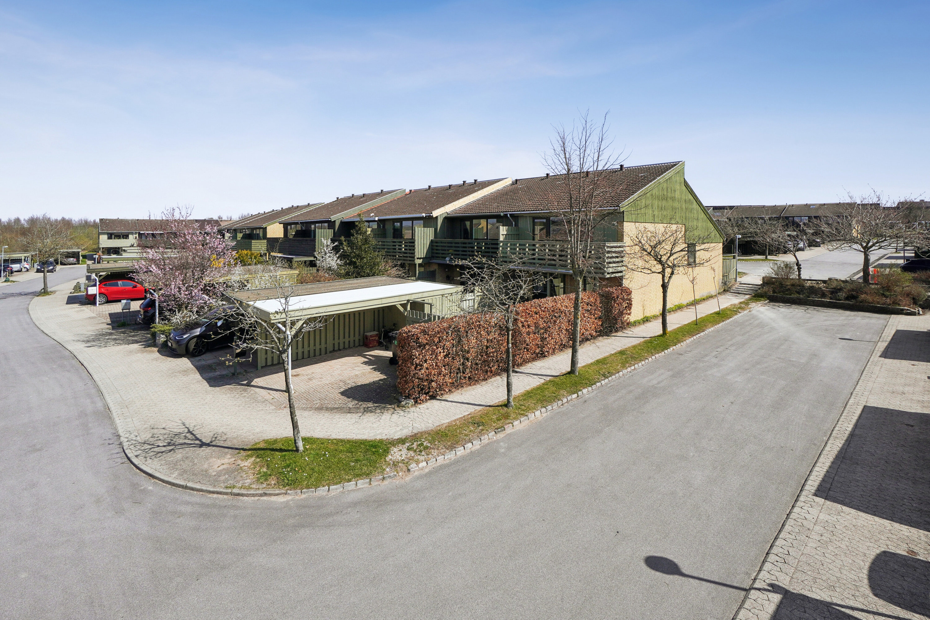 Fremhævet set fra vejen billede i fuldskærmstilstand. Billede af Terrasserne 140, Himmelev, 4000 Roskilde