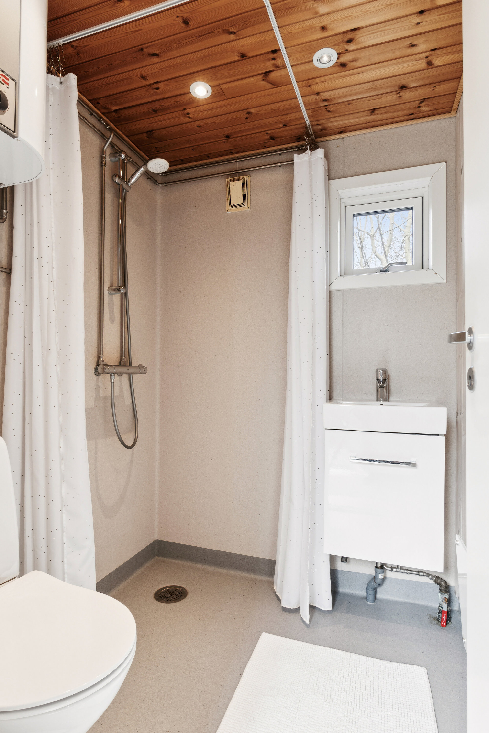 Fremhævet badeværelse billede i fuldskærmstilstand. Billede af Herlufholmsvej 3, Højby Lyng, 4573 Højby