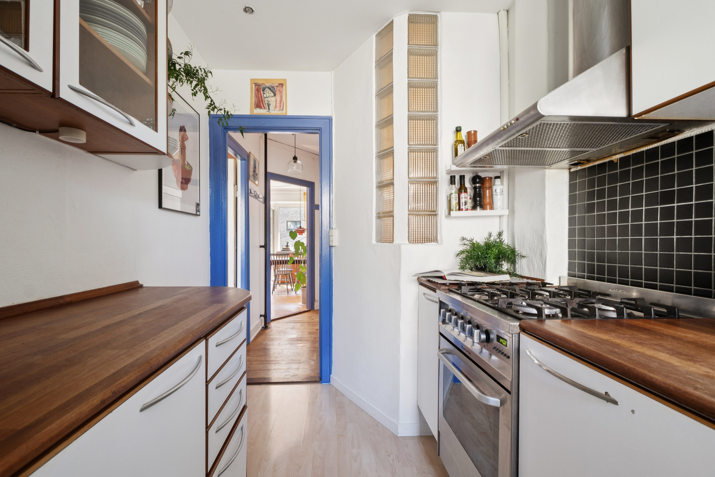 Fremhævet køkken billede i fuldskærmstilstand. Billede af Johan Kellers Vej 42, 1. th., 2450 København SV