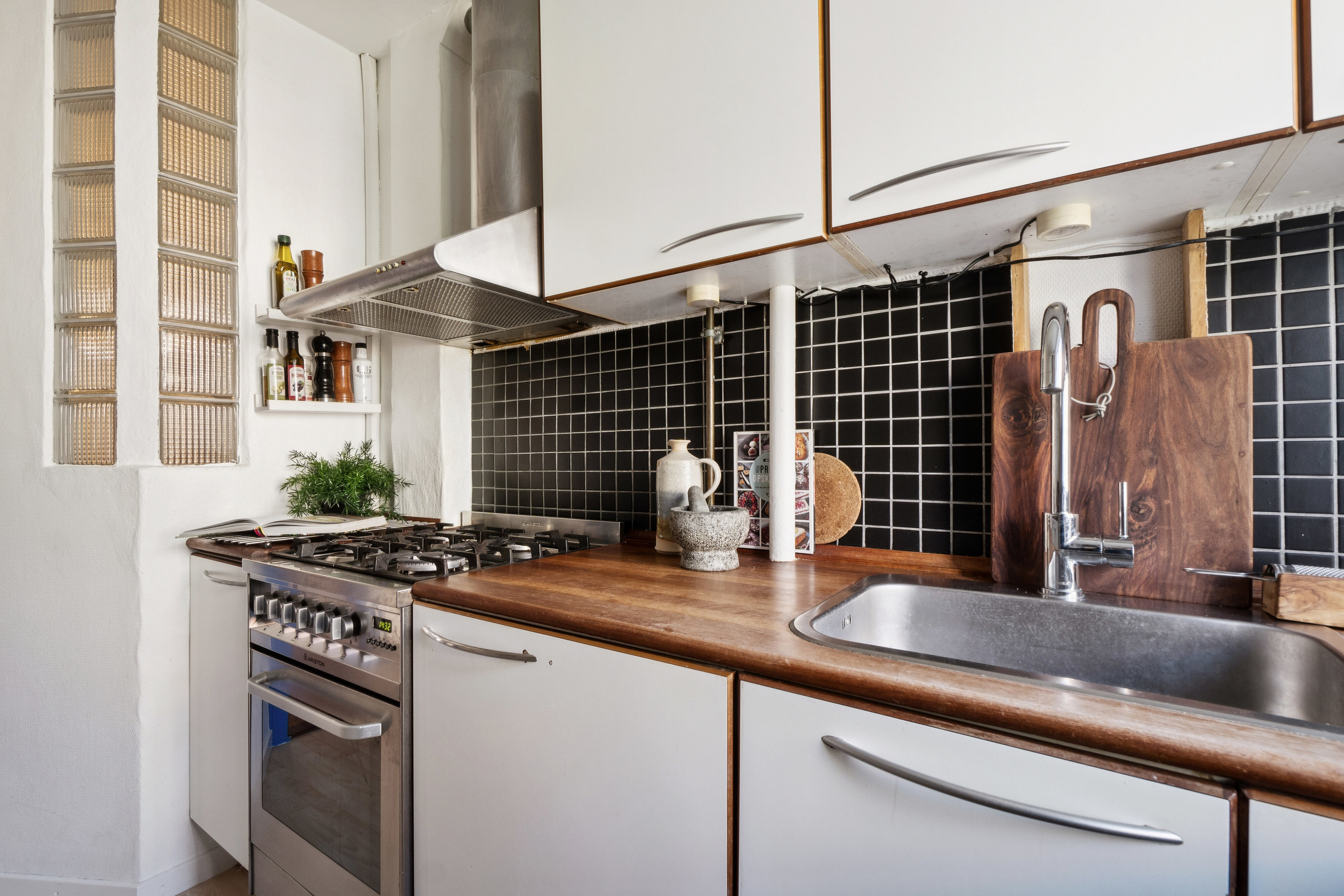 Fremhævet køkken billede i fuldskærmstilstand. Billede af Johan Kellers Vej 42, 1. th., 2450 København SV