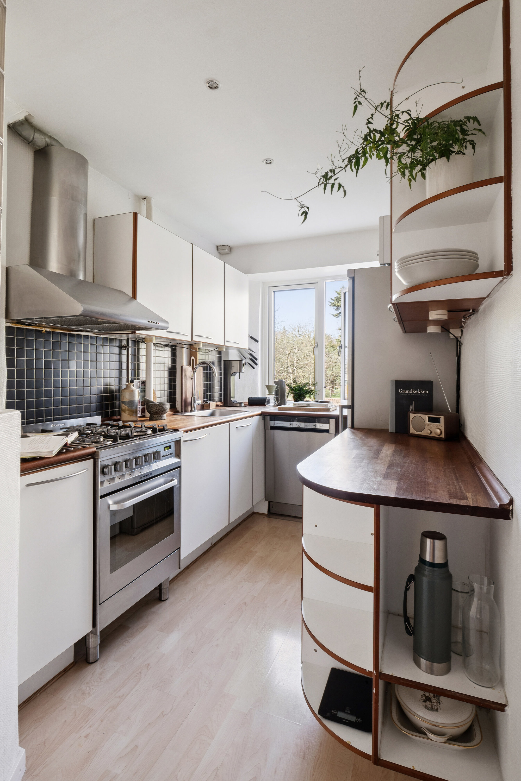 Fremhævet køkken billede i fuldskærmstilstand. Billede af Johan Kellers Vej 42, 1. th., 2450 København SV