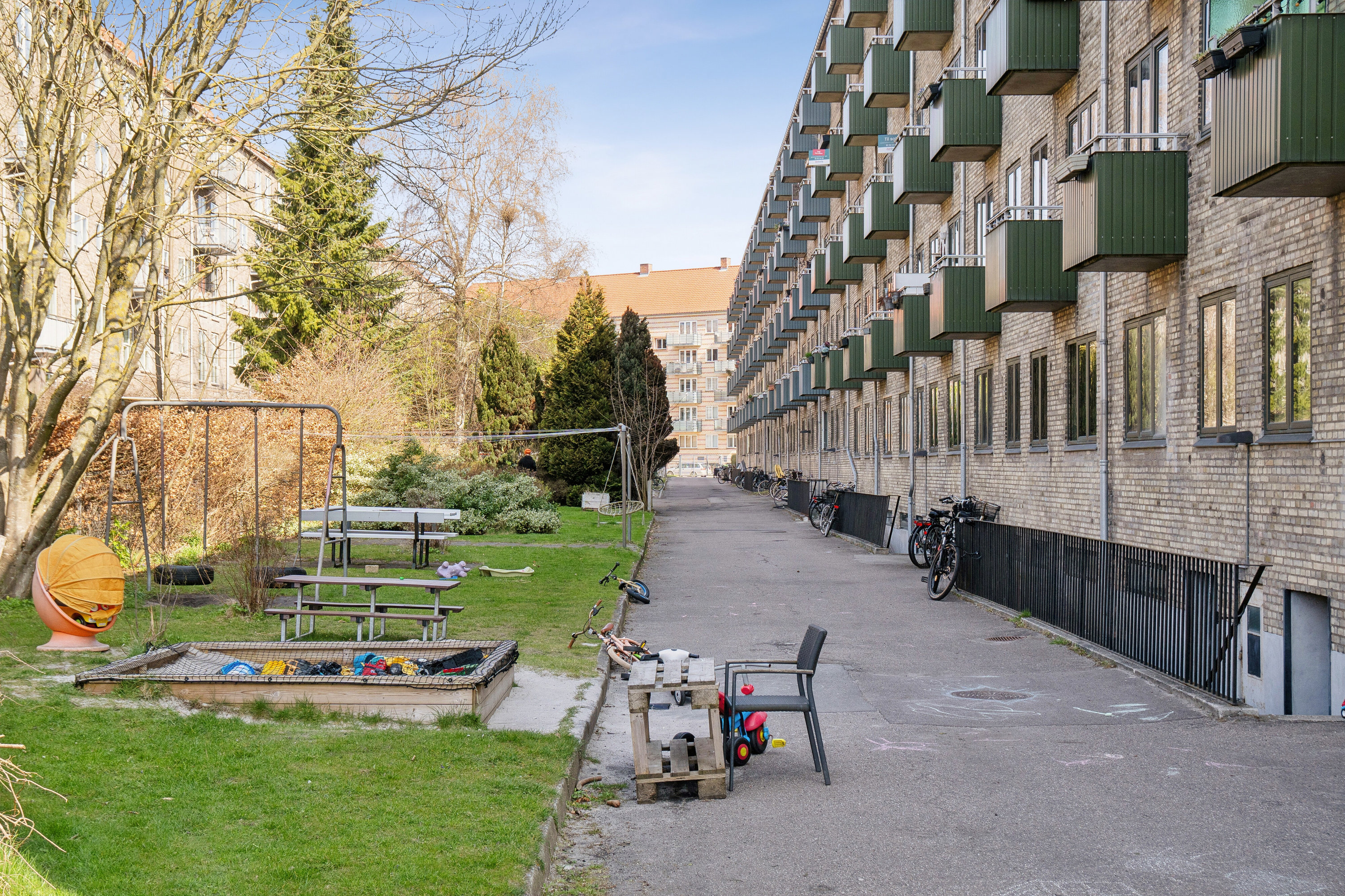 Fremhævet facade billede i fuldskærmstilstand. Billede af Johan Kellers Vej 42, 1. th., 2450 København SV