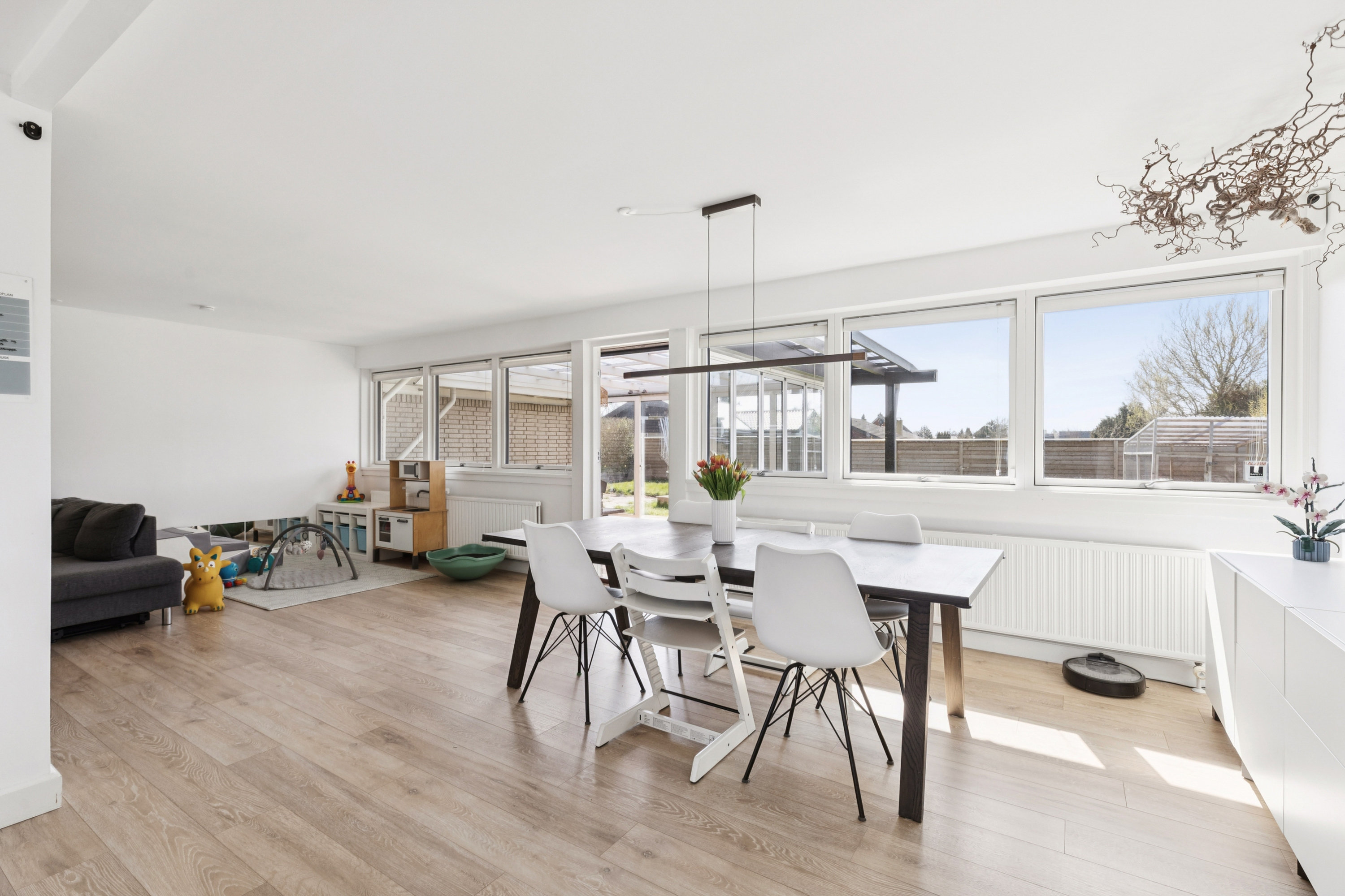 Fremhævet stort og lyst alrum  billede i fuldskærmstilstand. Billede af Birkevang 80, Fløng, 2640 Hedehusene