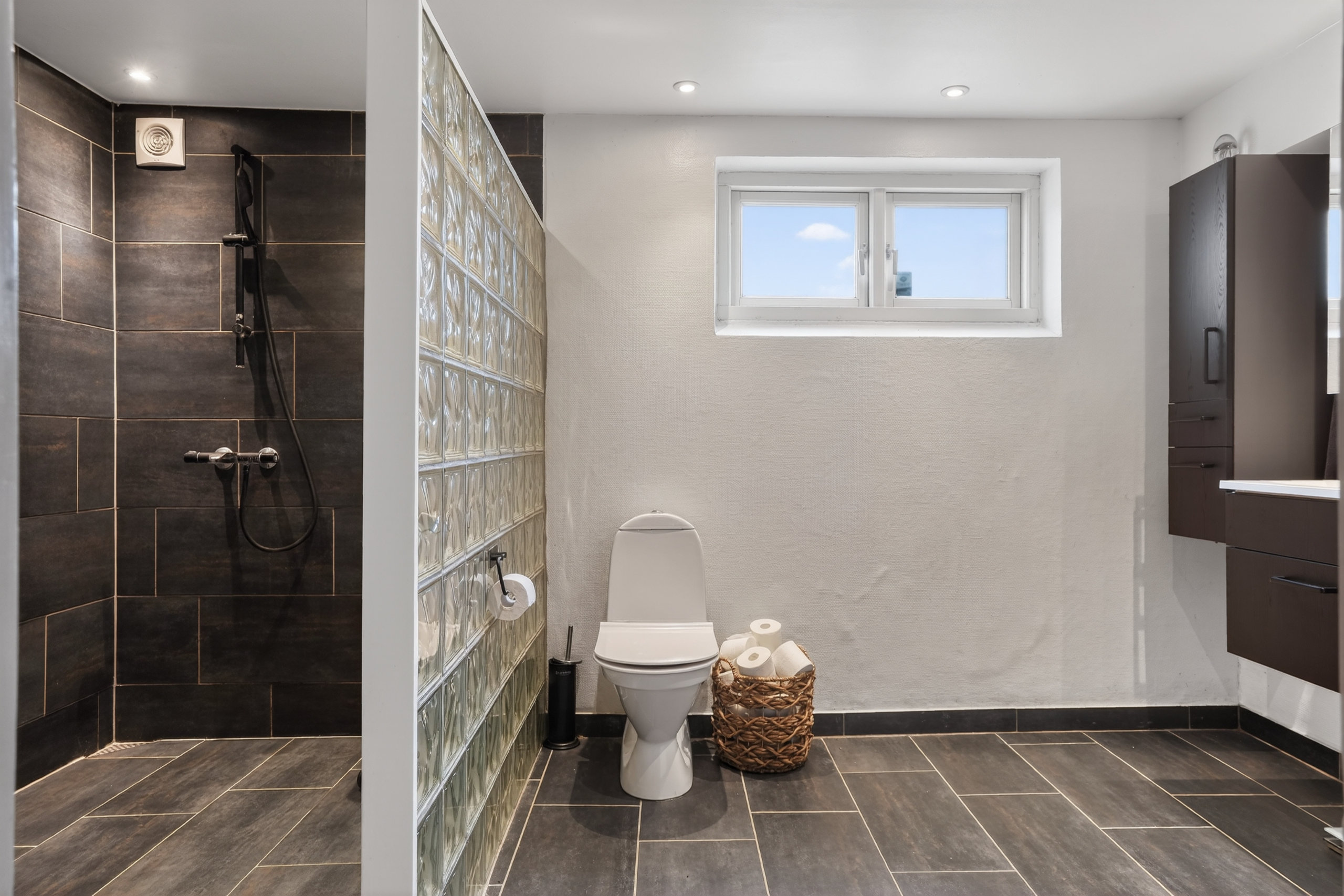 Fremhævet badeværelse kælder billede i fuldskærmstilstand. Billede af Skovvej 16, 4622 Havdrup