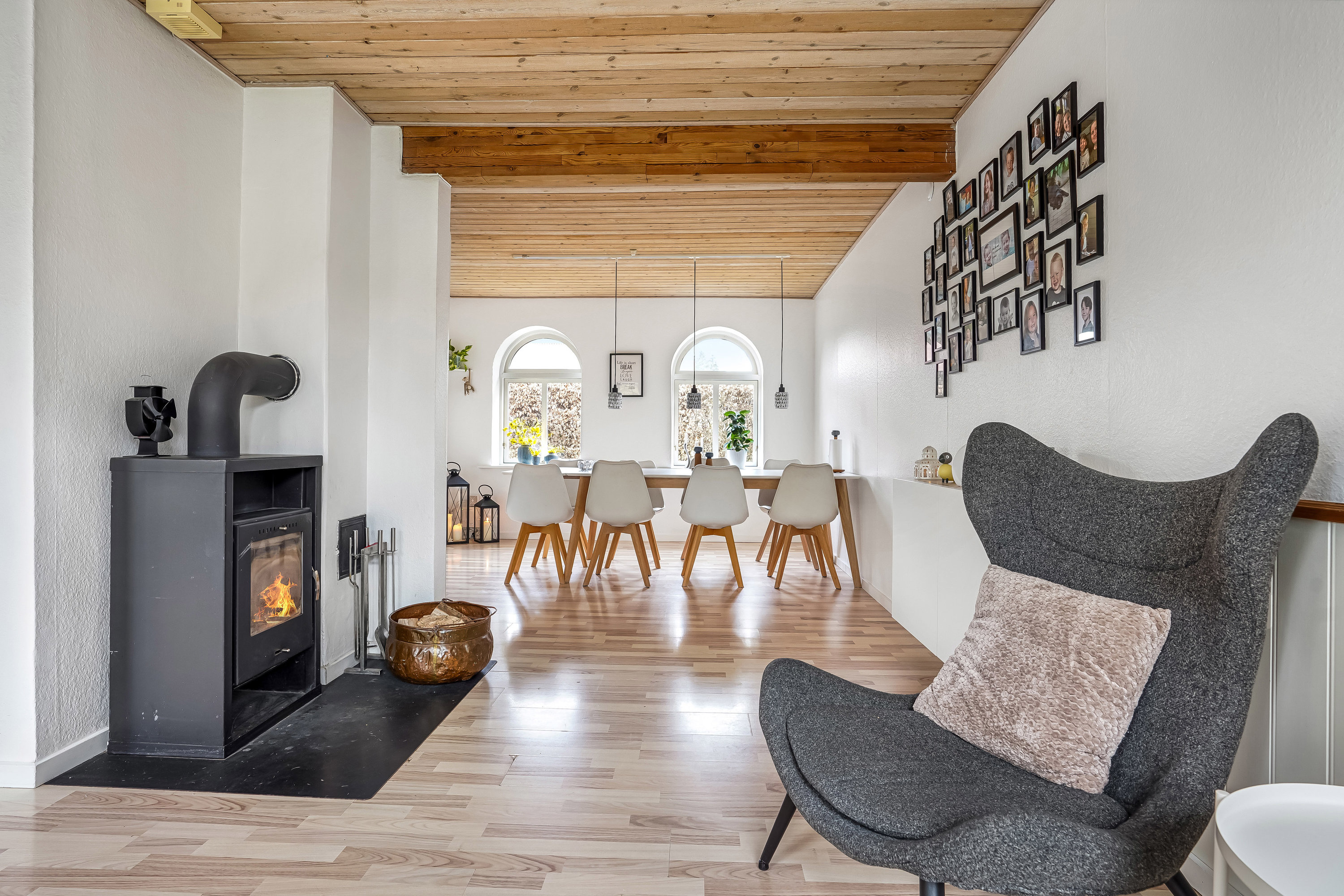 Fremhævet stue billede i fuldskærmstilstand. Billede af Burgårdevej 26, Vinding, 8654 Bryrup