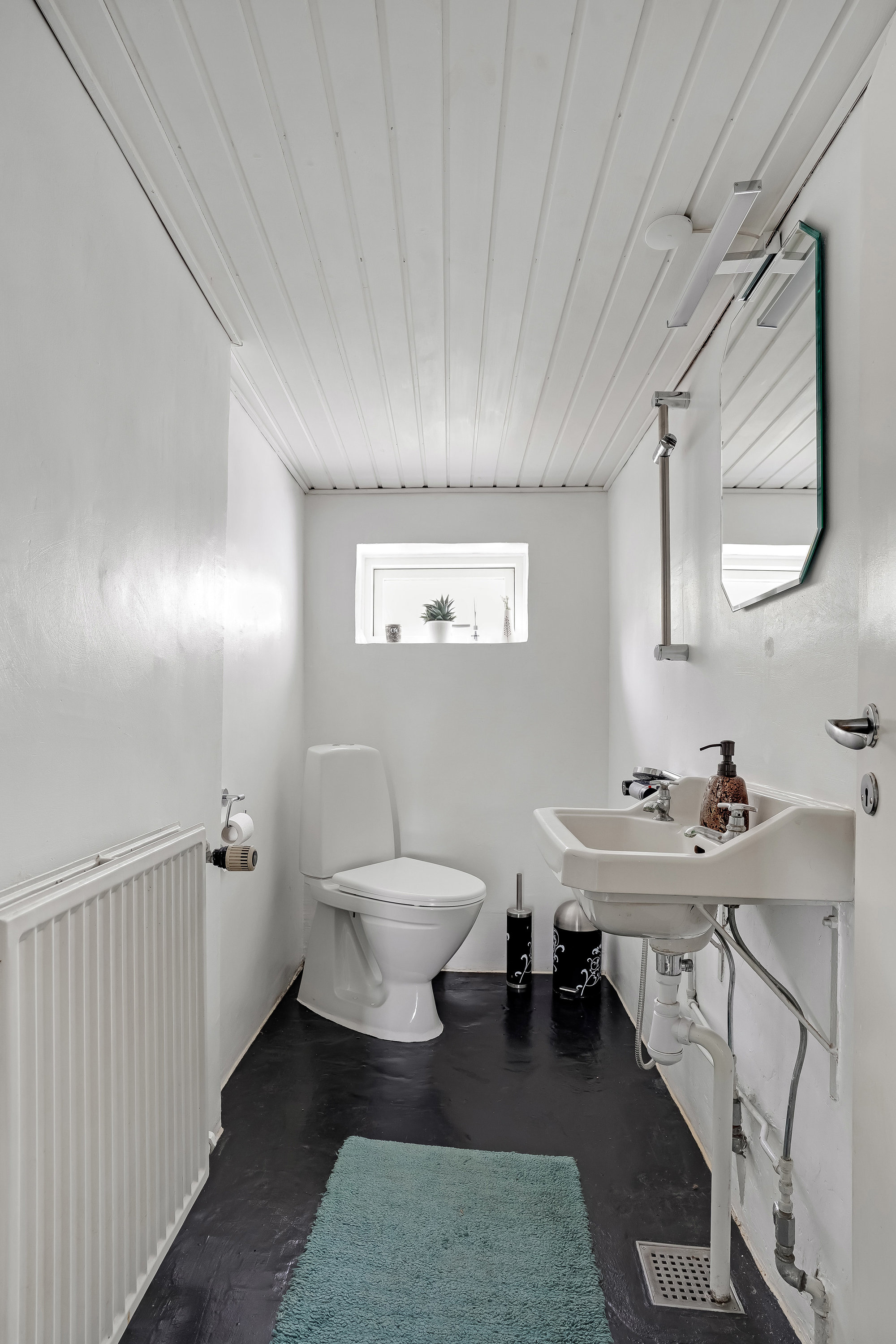 Fremhævet toilet billede i fuldskærmstilstand. Billede af Hesselballevej 30, 7171 Uldum