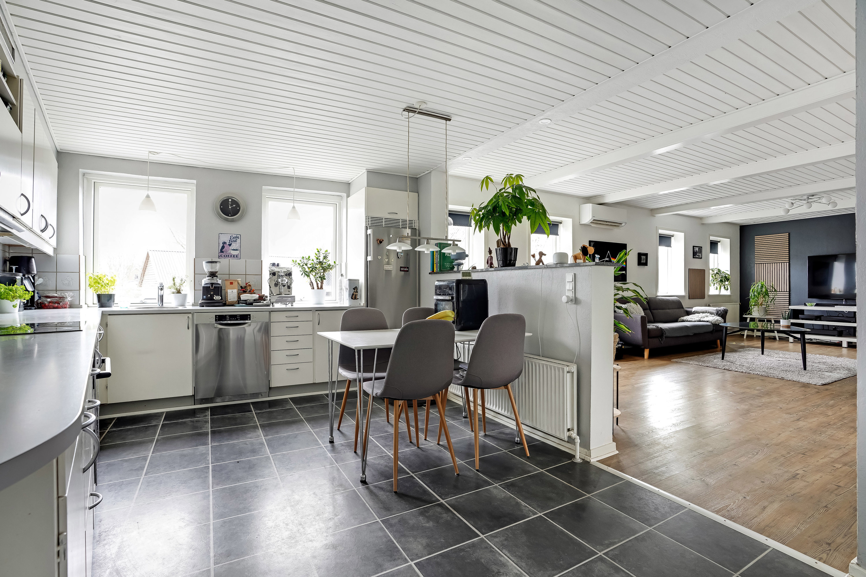 Fremhævet stue billede i fuldskærmstilstand. Billede af Hesselballevej 30, 7171 Uldum