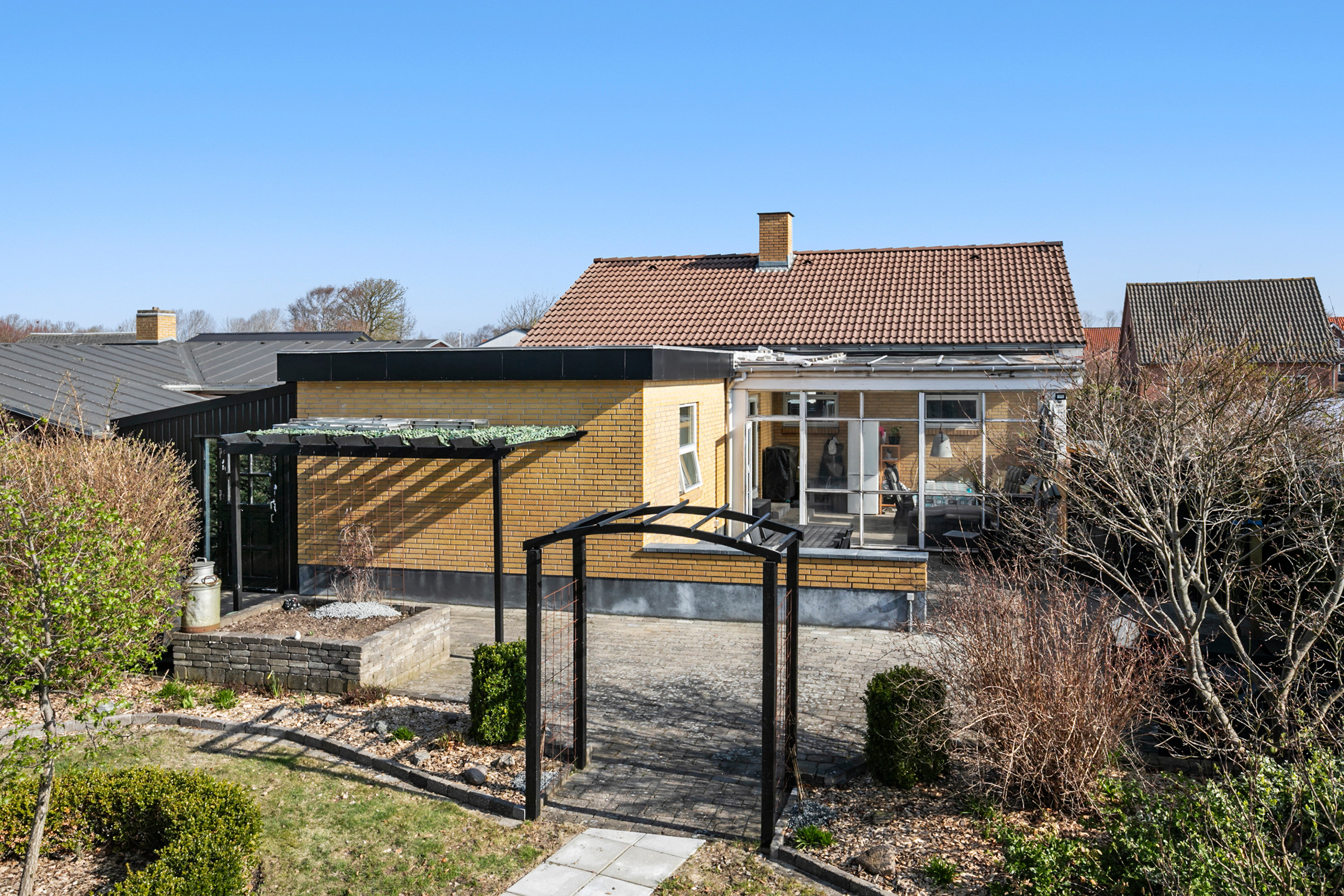 Fremhævet facade billede i fuldskærmstilstand. Billede af Sommervænget 3, 9700 Brønderslev