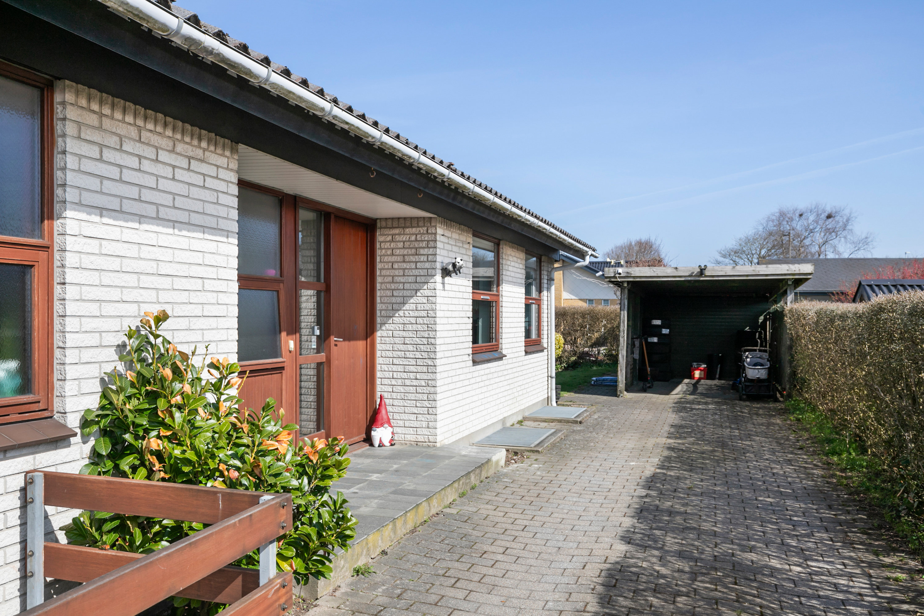 Fremhævet facade billede i fuldskærmstilstand. Billede af Snehvidevej 4, 9700 Brønderslev