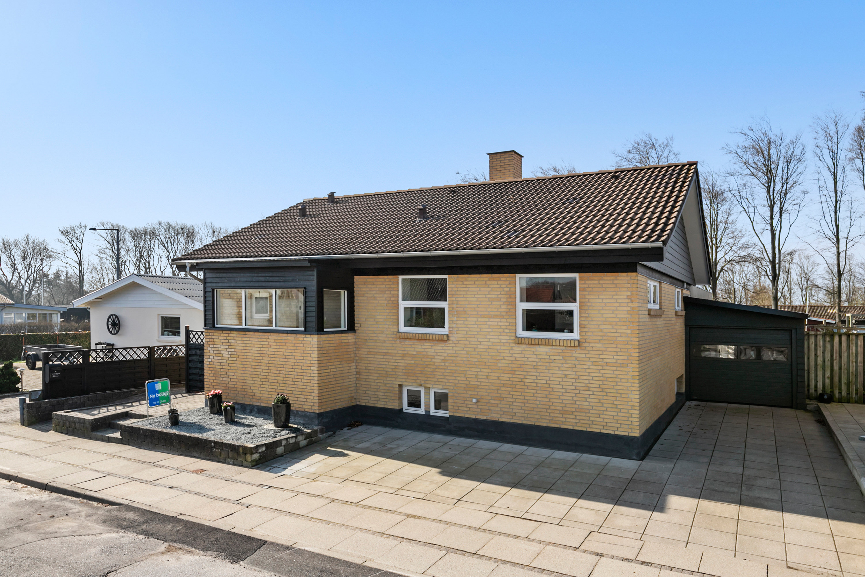 Fremhævet facade billede i fuldskærmstilstand. Billede af Sommervænget 3, 9700 Brønderslev