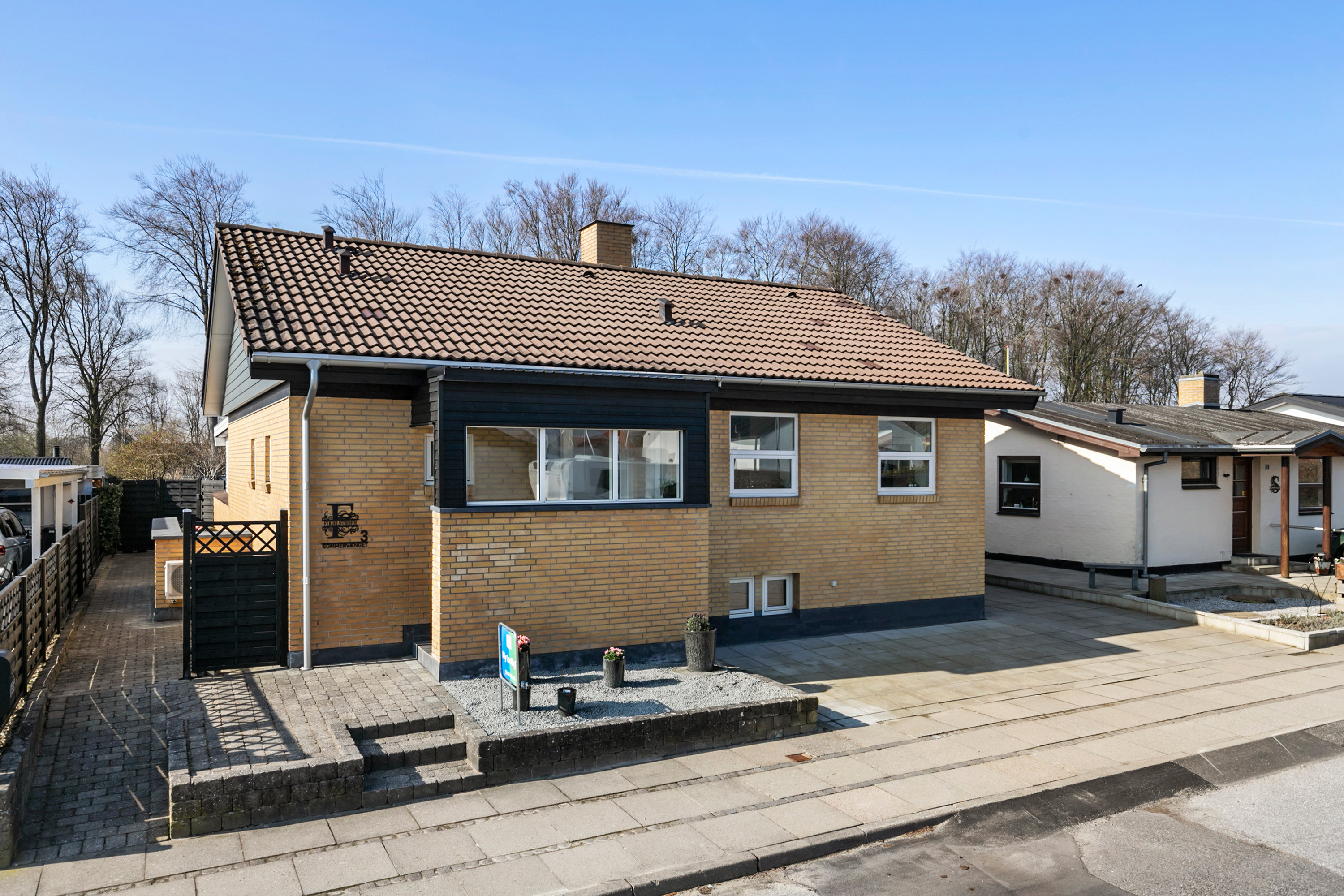Fremhævet facade billede i fuldskærmstilstand. Billede af Sommervænget 3, 9700 Brønderslev