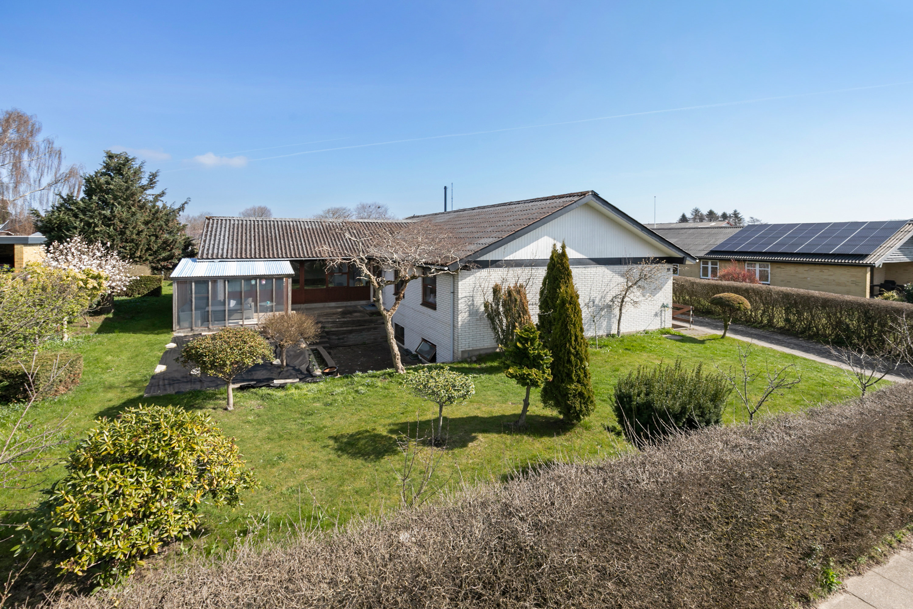 Fremhævet facade billede i fuldskærmstilstand. Billede af Snehvidevej 4, 9700 Brønderslev