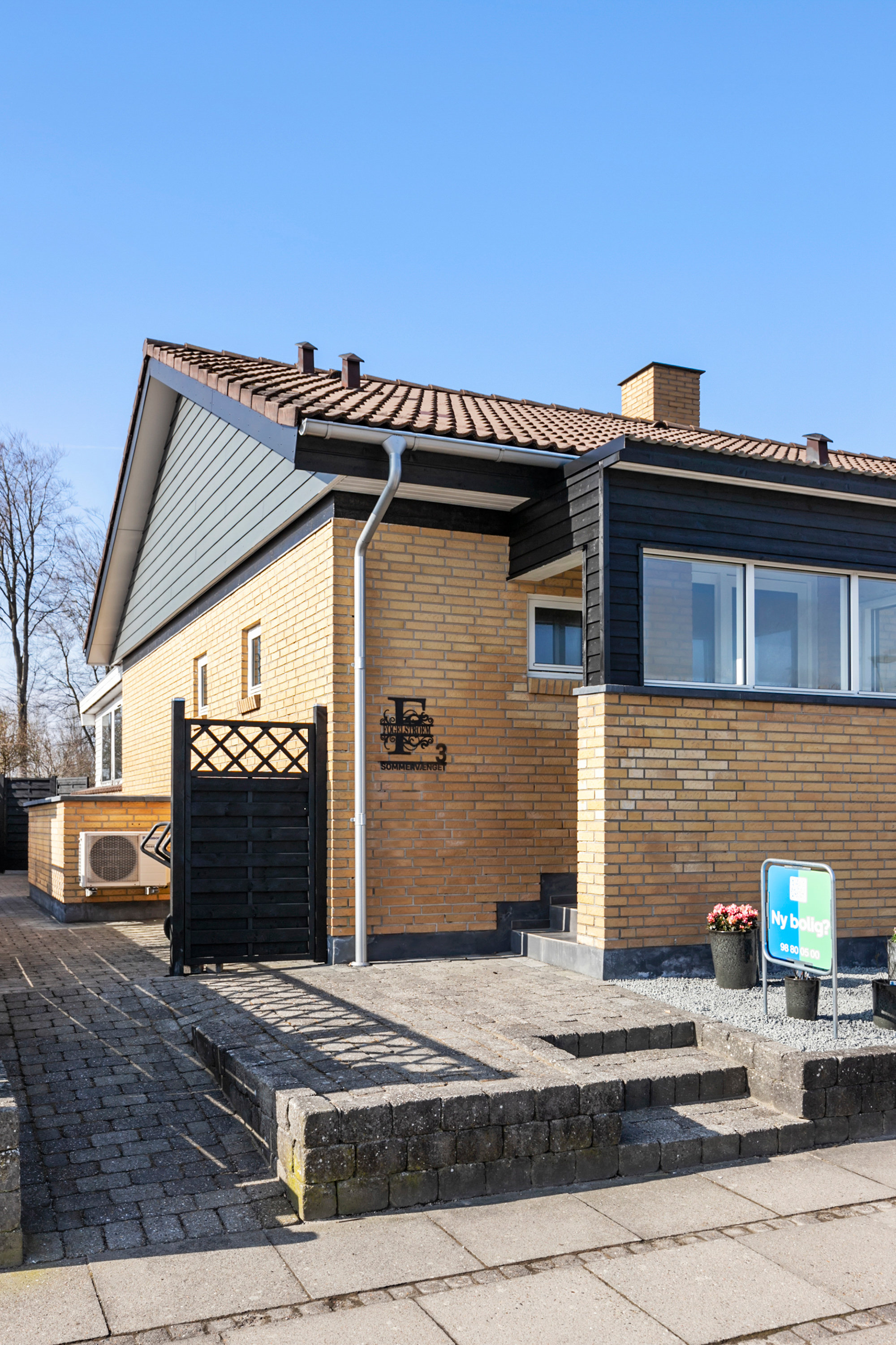 Fremhævet facade billede i fuldskærmstilstand. Billede af Sommervænget 3, 9700 Brønderslev