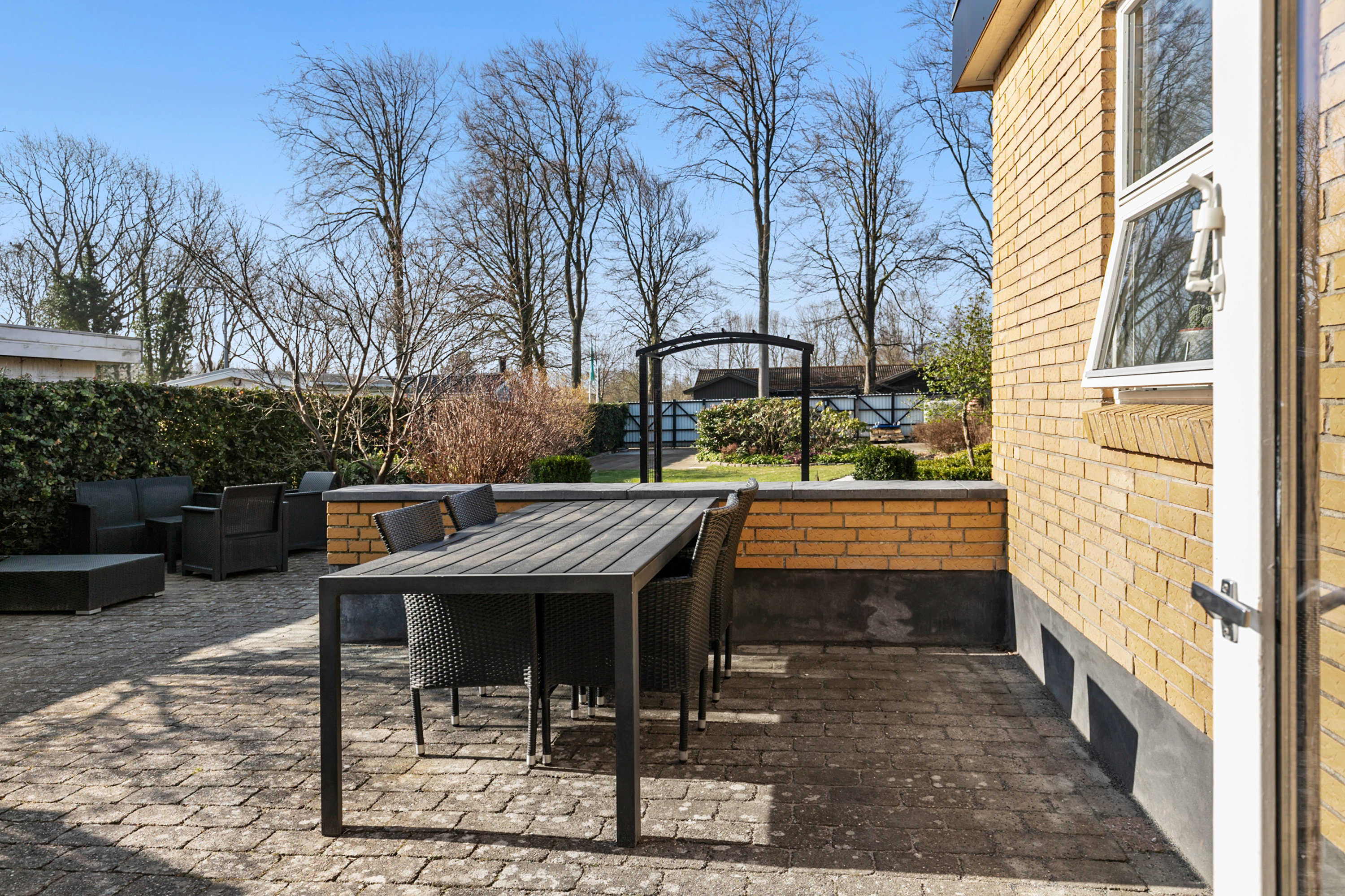 Fremhævet terrasse billede i fuldskærmstilstand. Billede af Sommervænget 3, 9700 Brønderslev