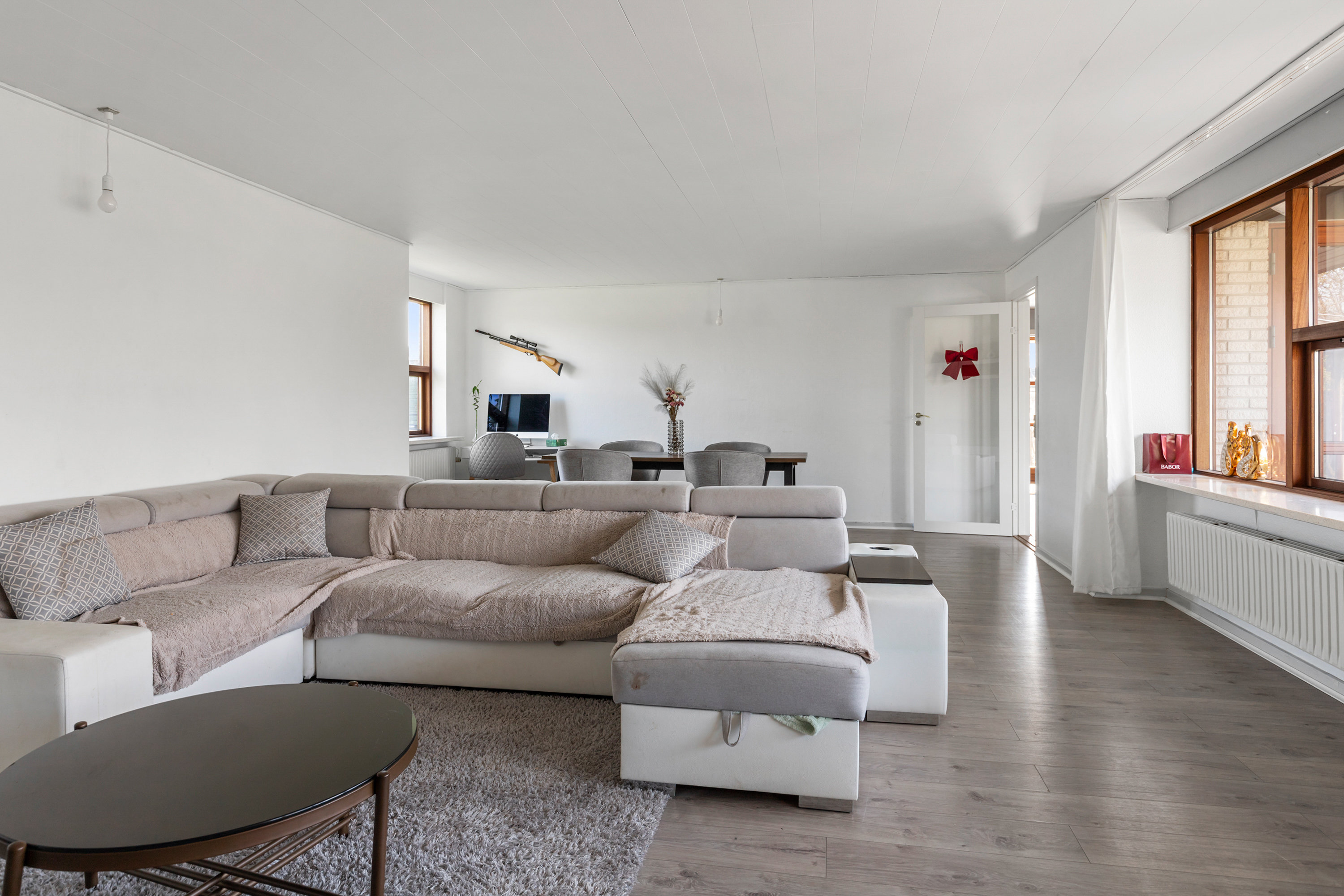 Fremhævet stue billede i fuldskærmstilstand. Billede af Snehvidevej 4, 9700 Brønderslev