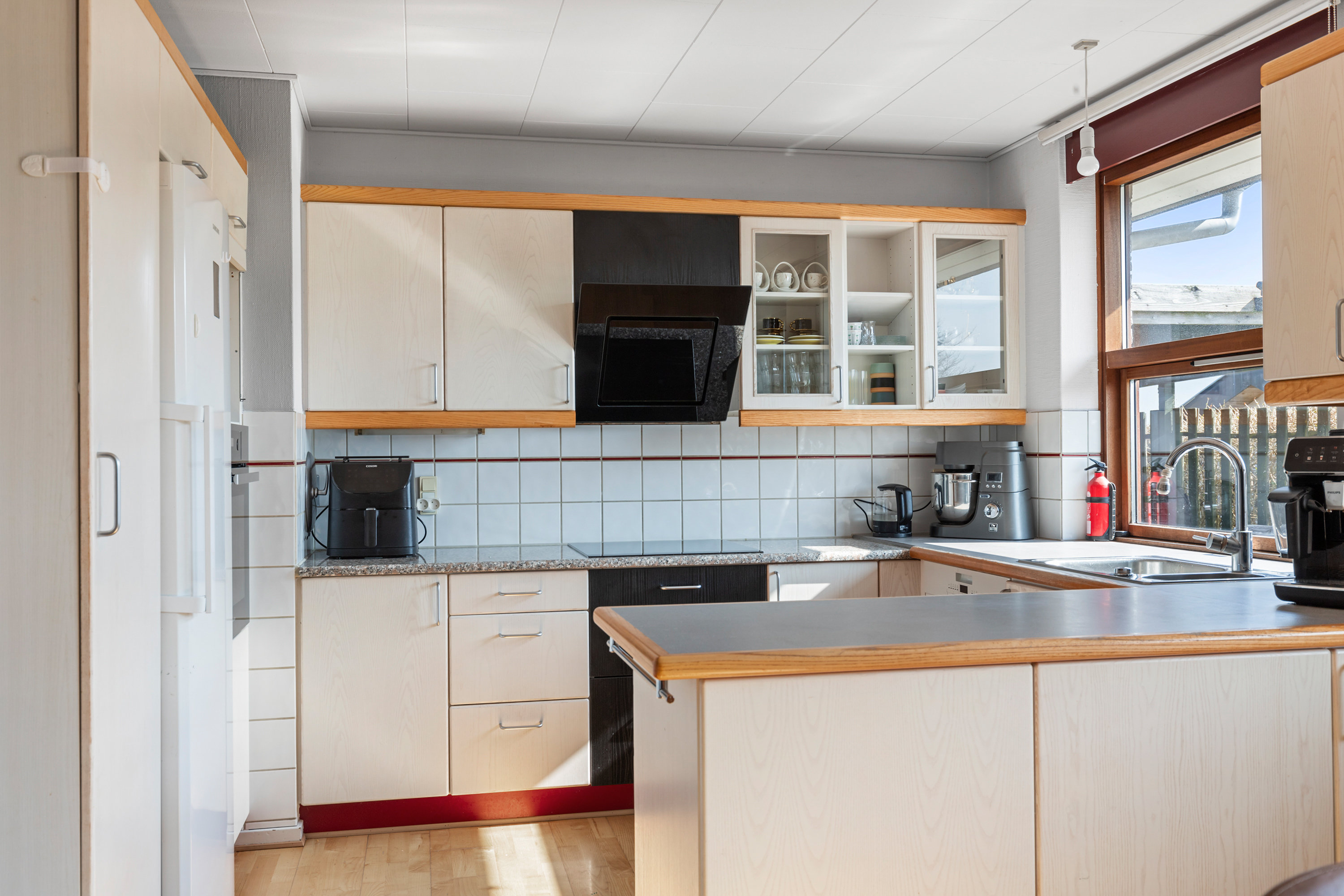 Fremhævet køkken billede i fuldskærmstilstand. Billede af Snehvidevej 4, 9700 Brønderslev