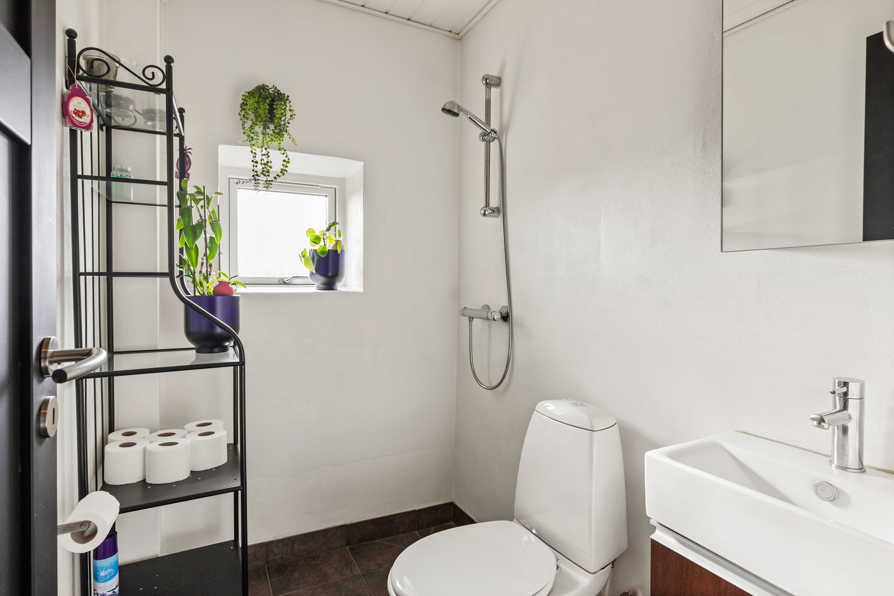 Fremhævet badeværelse billede i fuldskærmstilstand. Billede af Sommervænget 3, 9700 Brønderslev