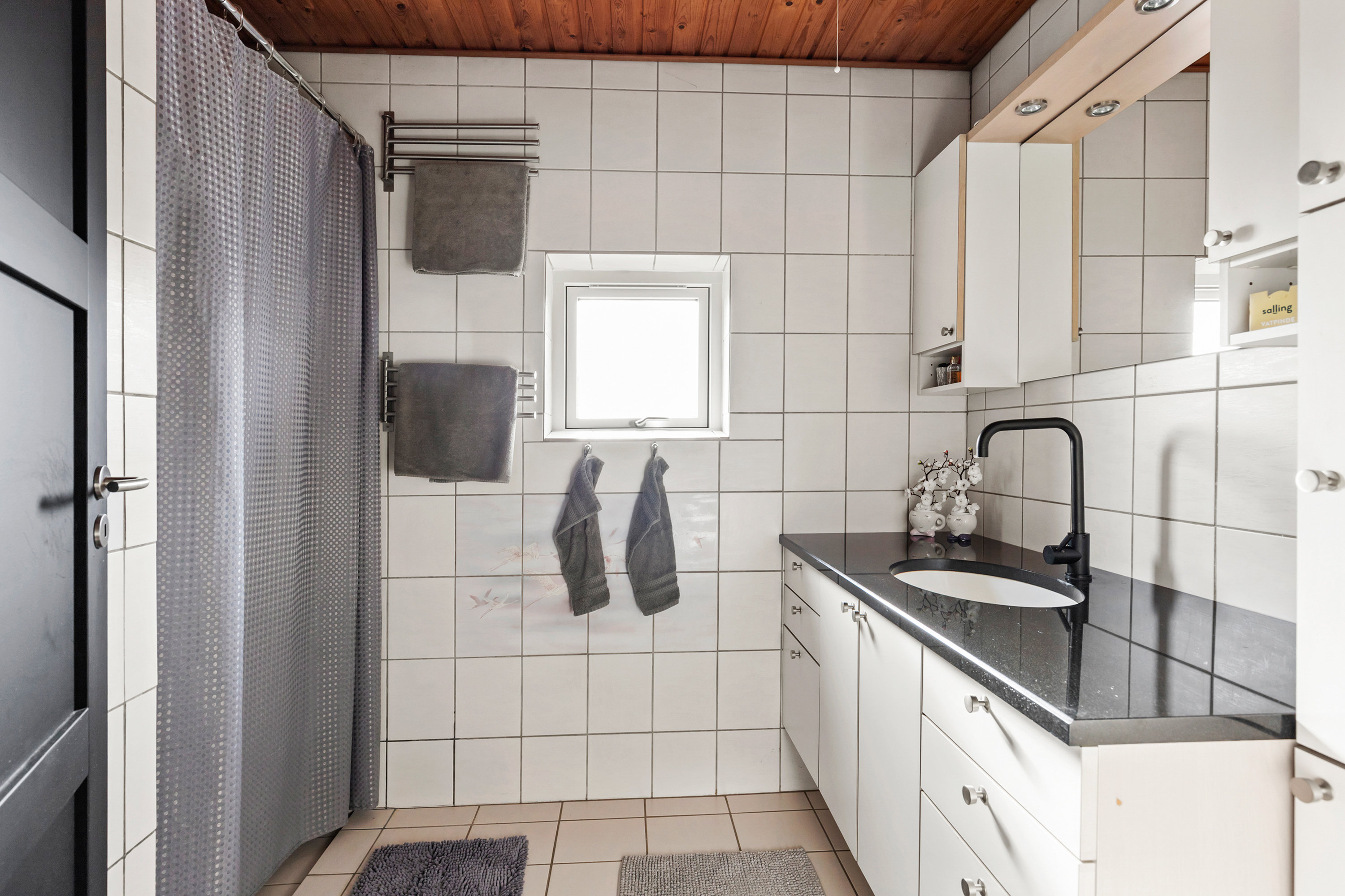 Fremhævet badeværelse billede i fuldskærmstilstand. Billede af Sommervænget 3, 9700 Brønderslev