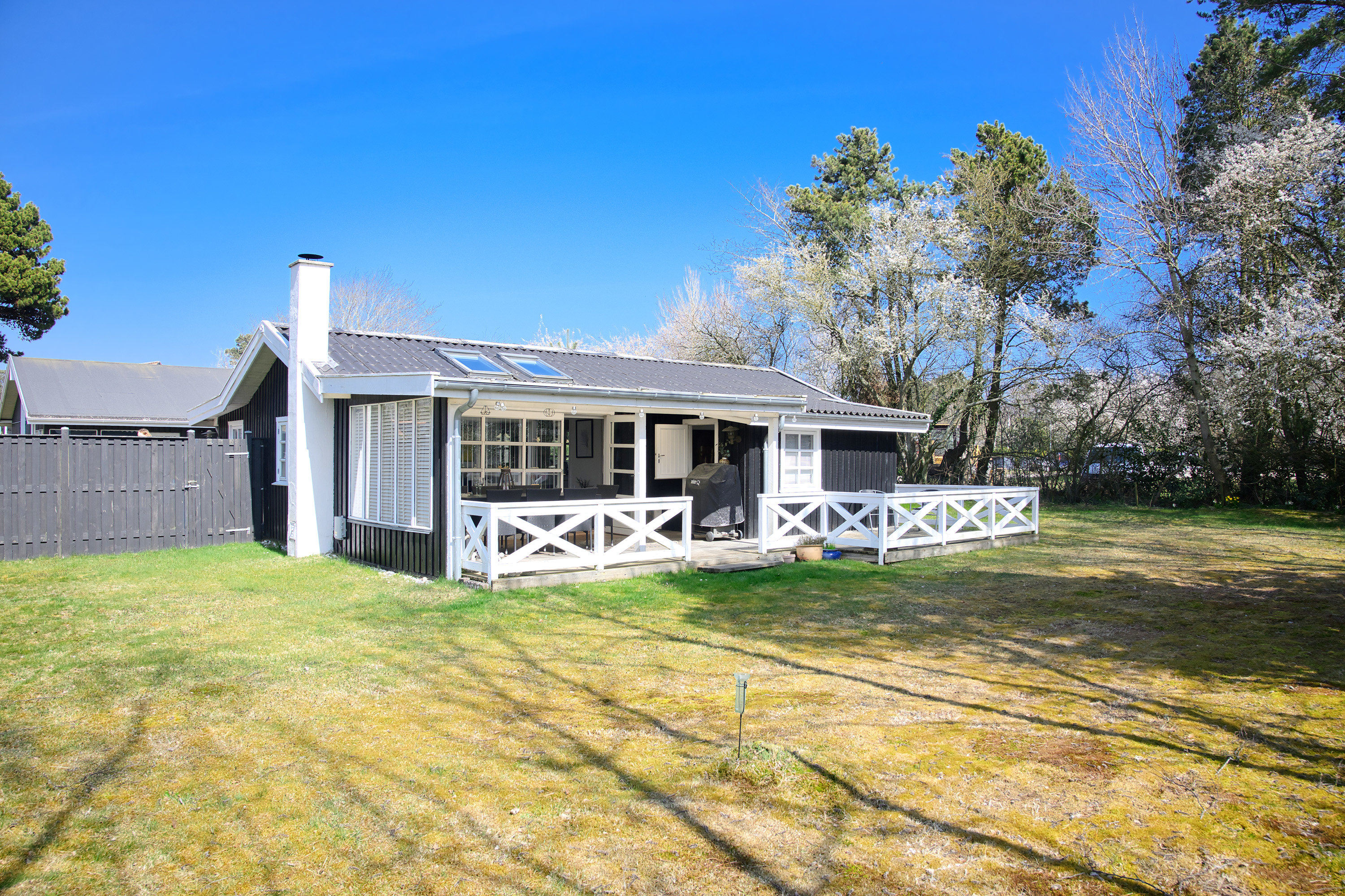 Fremhævet facade havesiden billede i fuldskærmstilstand. Billede af Solvænget 3, 4873 Væggerløse