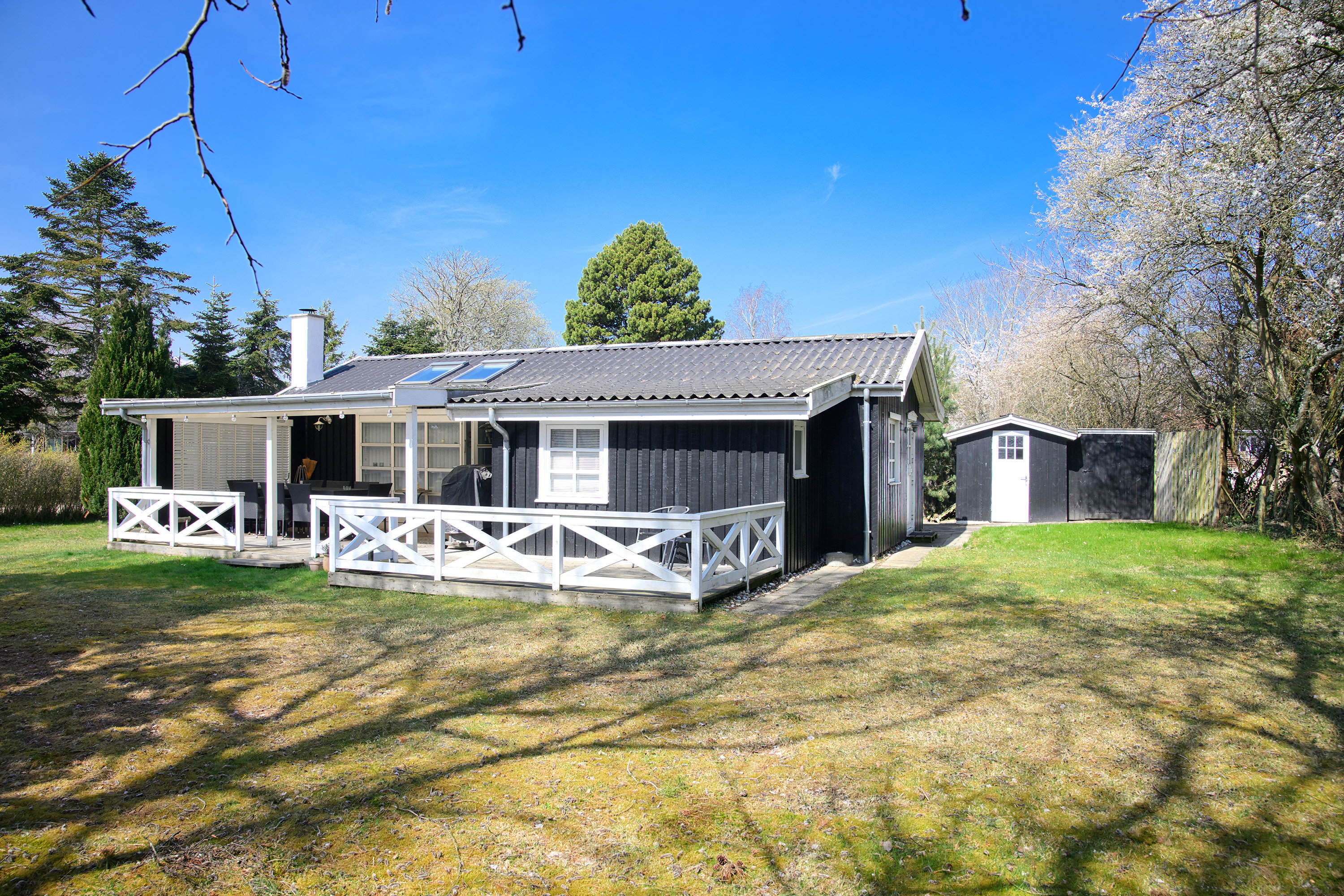 Fremhævet facade havesiden billede i fuldskærmstilstand. Billede af Solvænget 3, 4873 Væggerløse