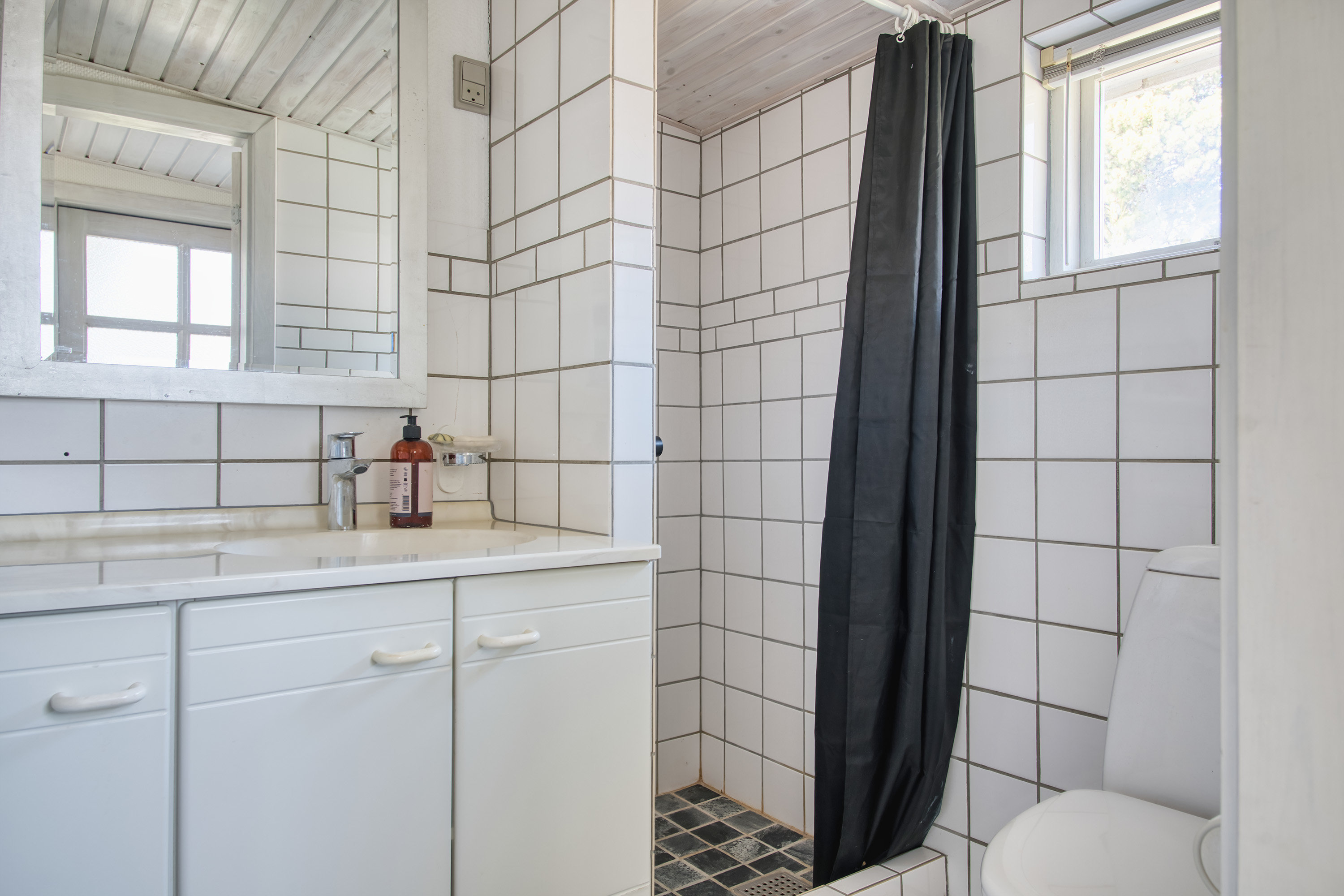 Fremhævet badeværelse billede i fuldskærmstilstand. Billede af Solvænget 3, 4873 Væggerløse