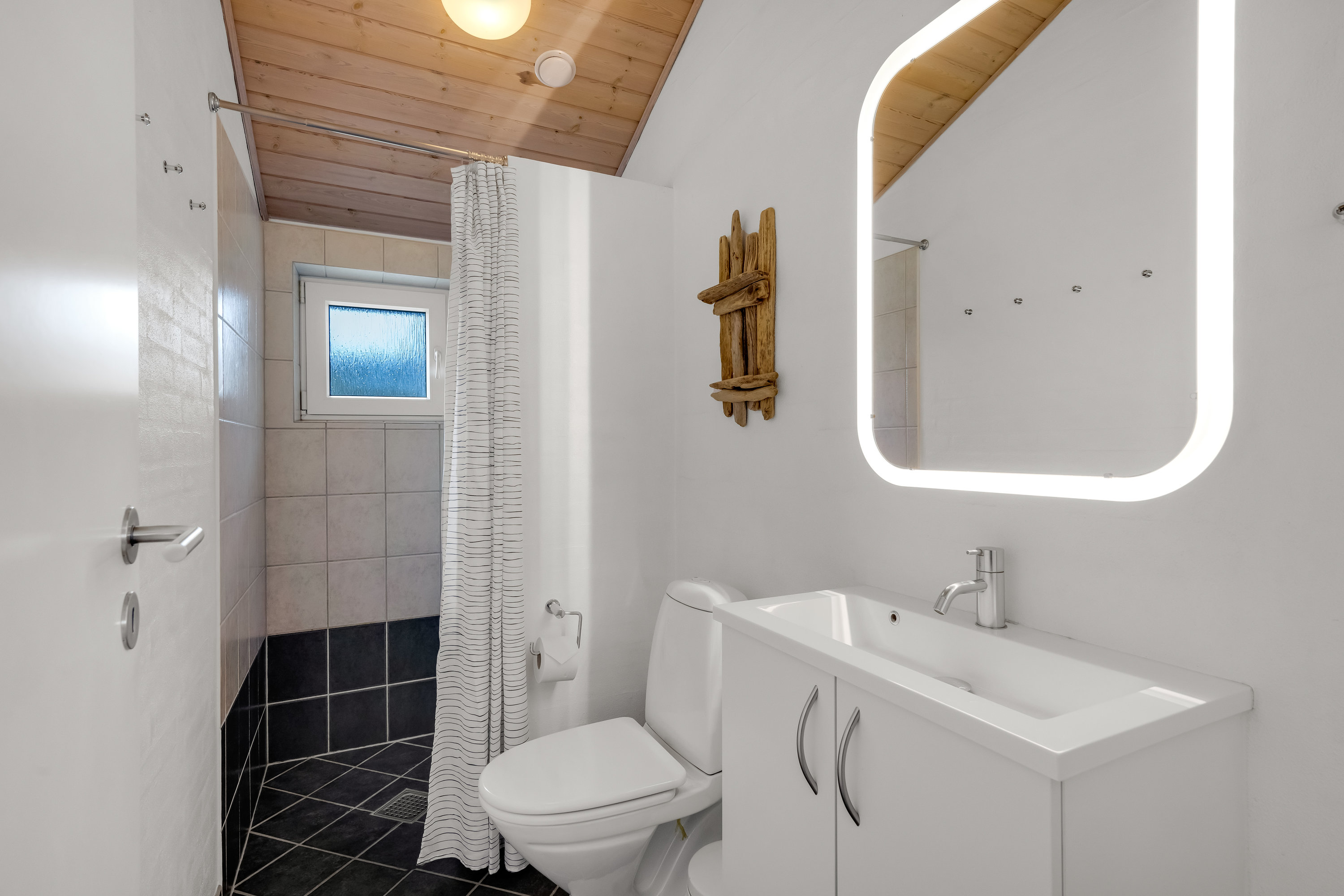 Fremhævet badeværelse billede i fuldskærmstilstand. Billede af Bjerregårdsvej 314, Bjerregaard, 6960 Hvide Sande