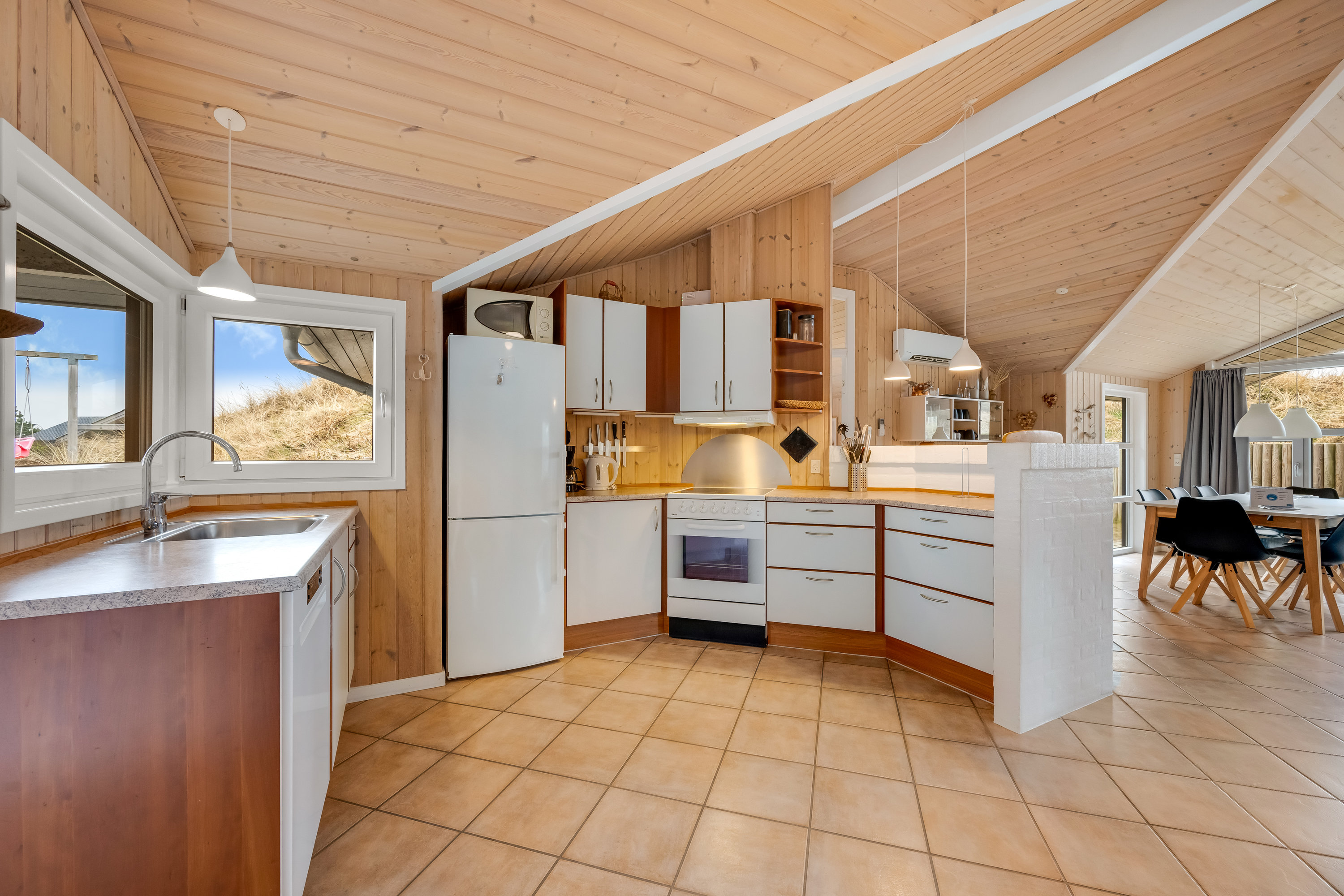 Fremhævet køkken billede i fuldskærmstilstand. Billede af Bjerregårdsvej 314, Bjerregaard, 6960 Hvide Sande