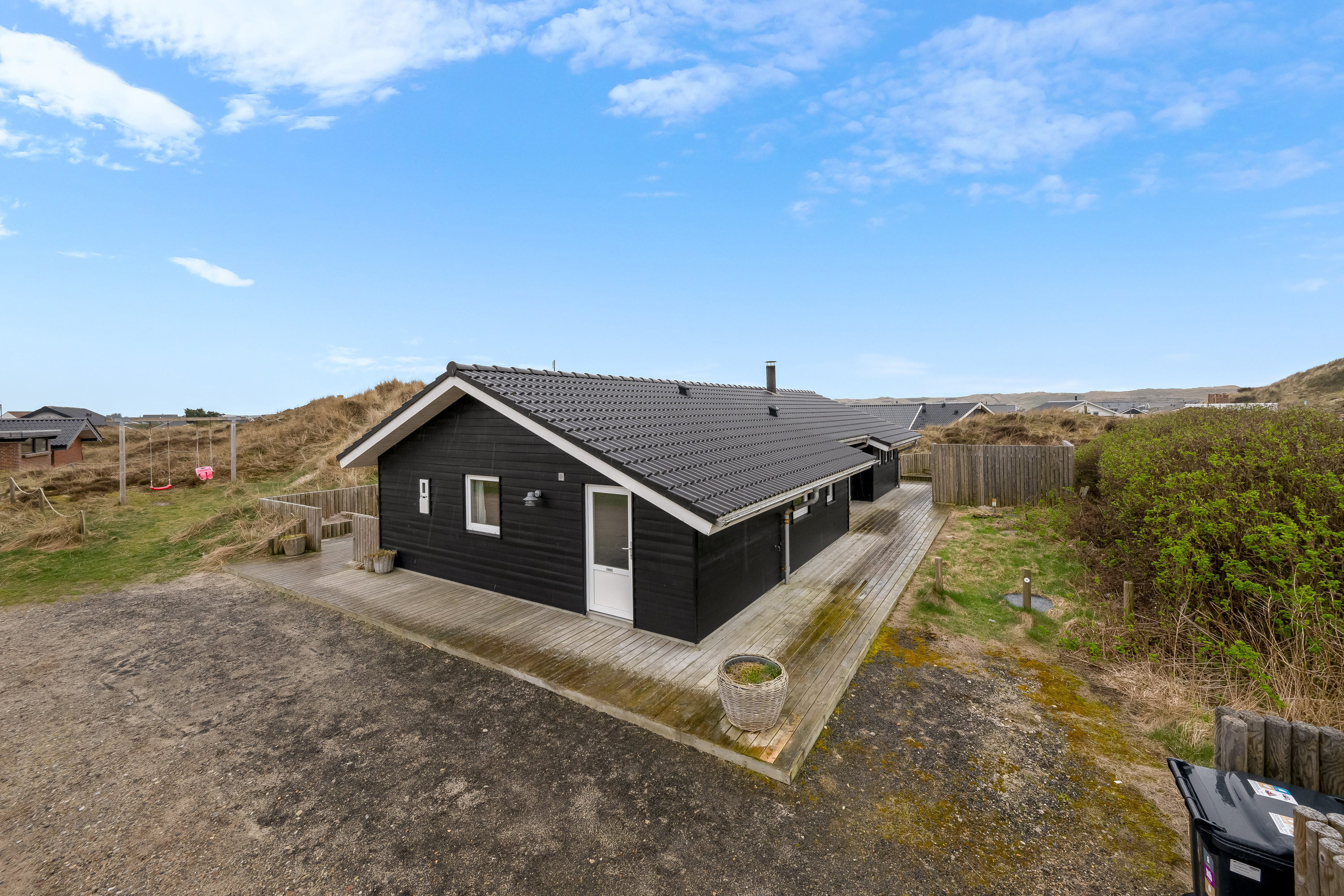 Fremhævet facade billede i fuldskærmstilstand. Billede af Bjerregårdsvej 314, Bjerregaard, 6960 Hvide Sande