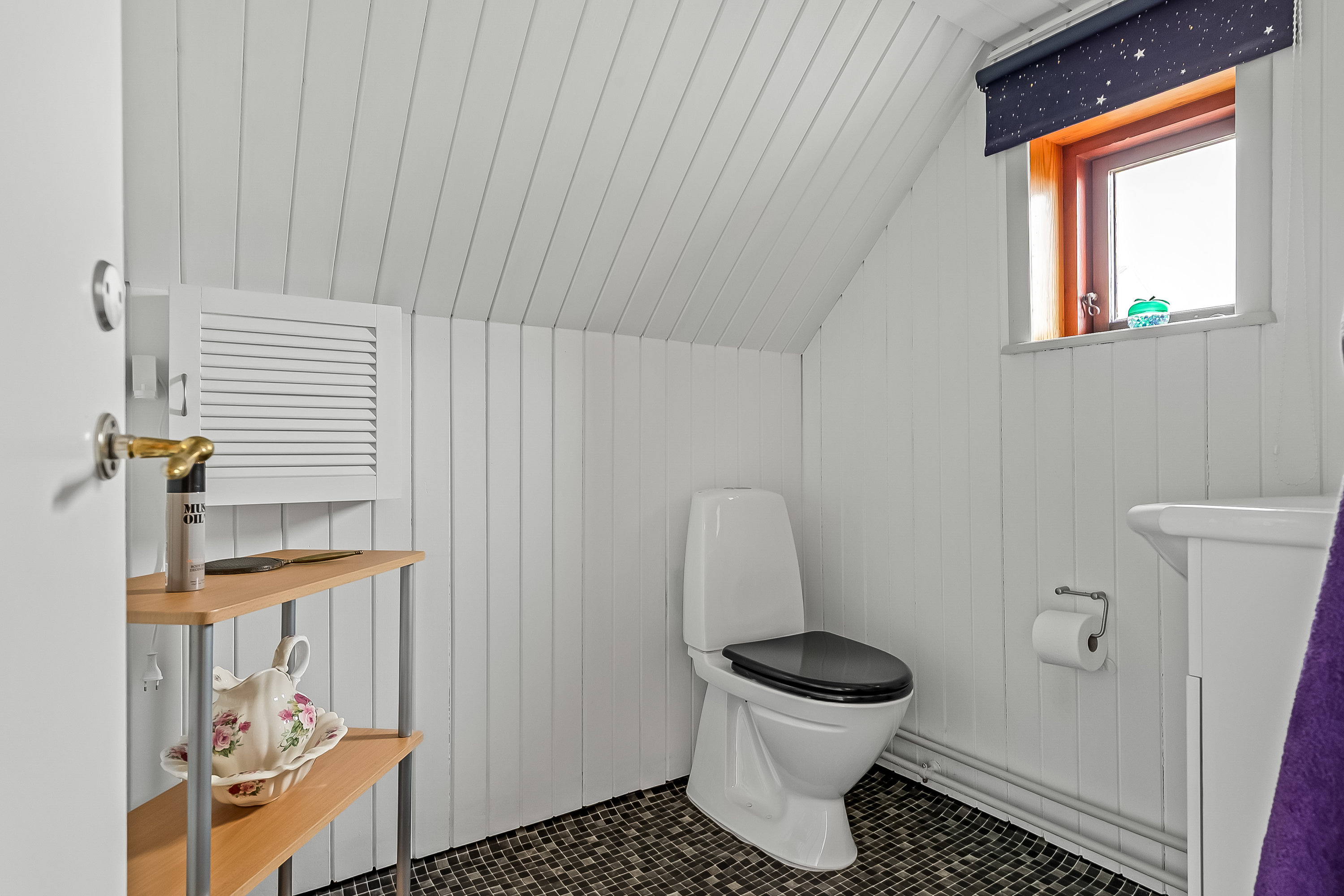 Fremhævet toilet billede i fuldskærmstilstand. Billede af Tiufkærvej 133, Tiufkær, 7000 Fredericia