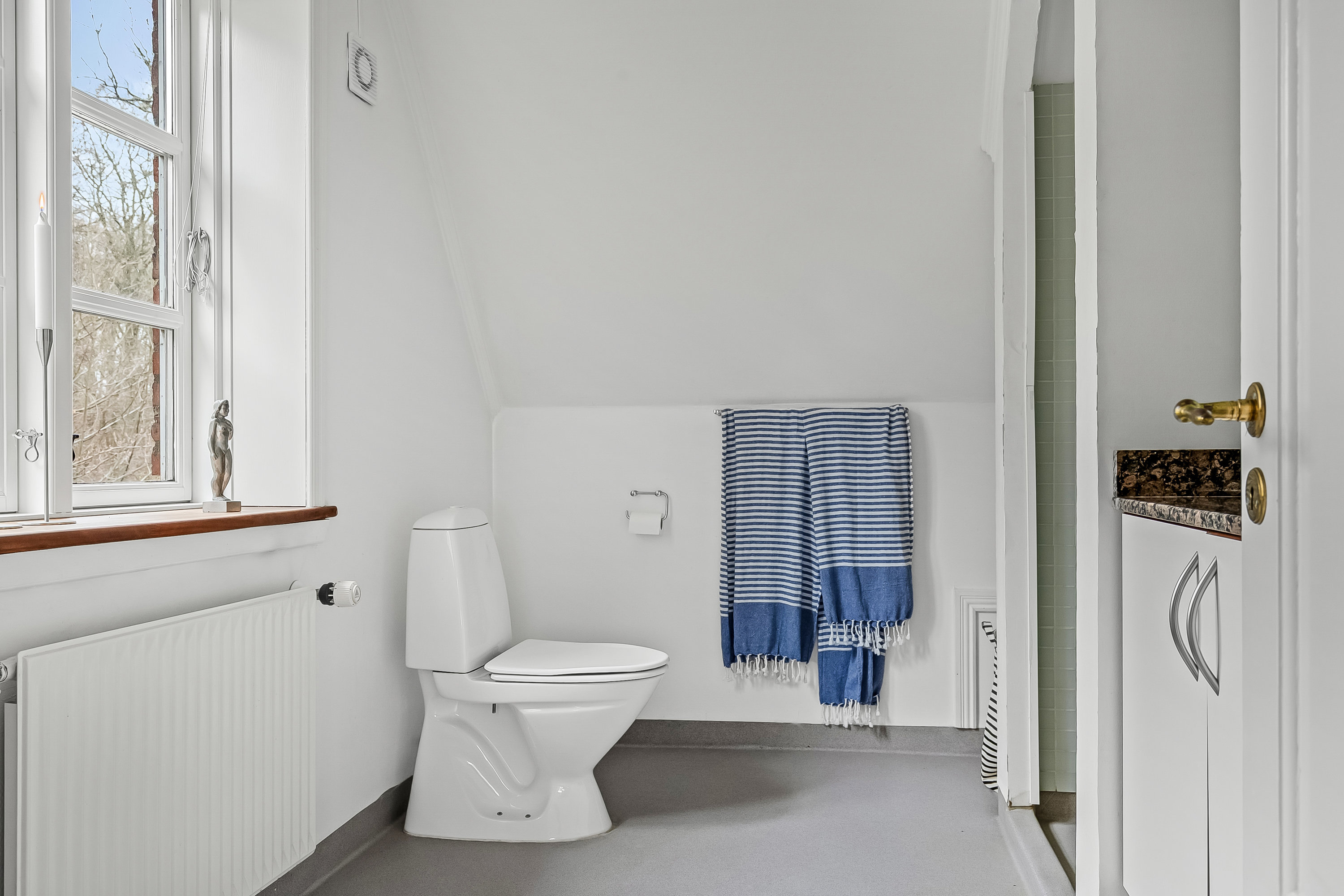 Fremhævet badeværelse billede i fuldskærmstilstand. Billede af Stationsvej 44, Brejning, 7080 Børkop