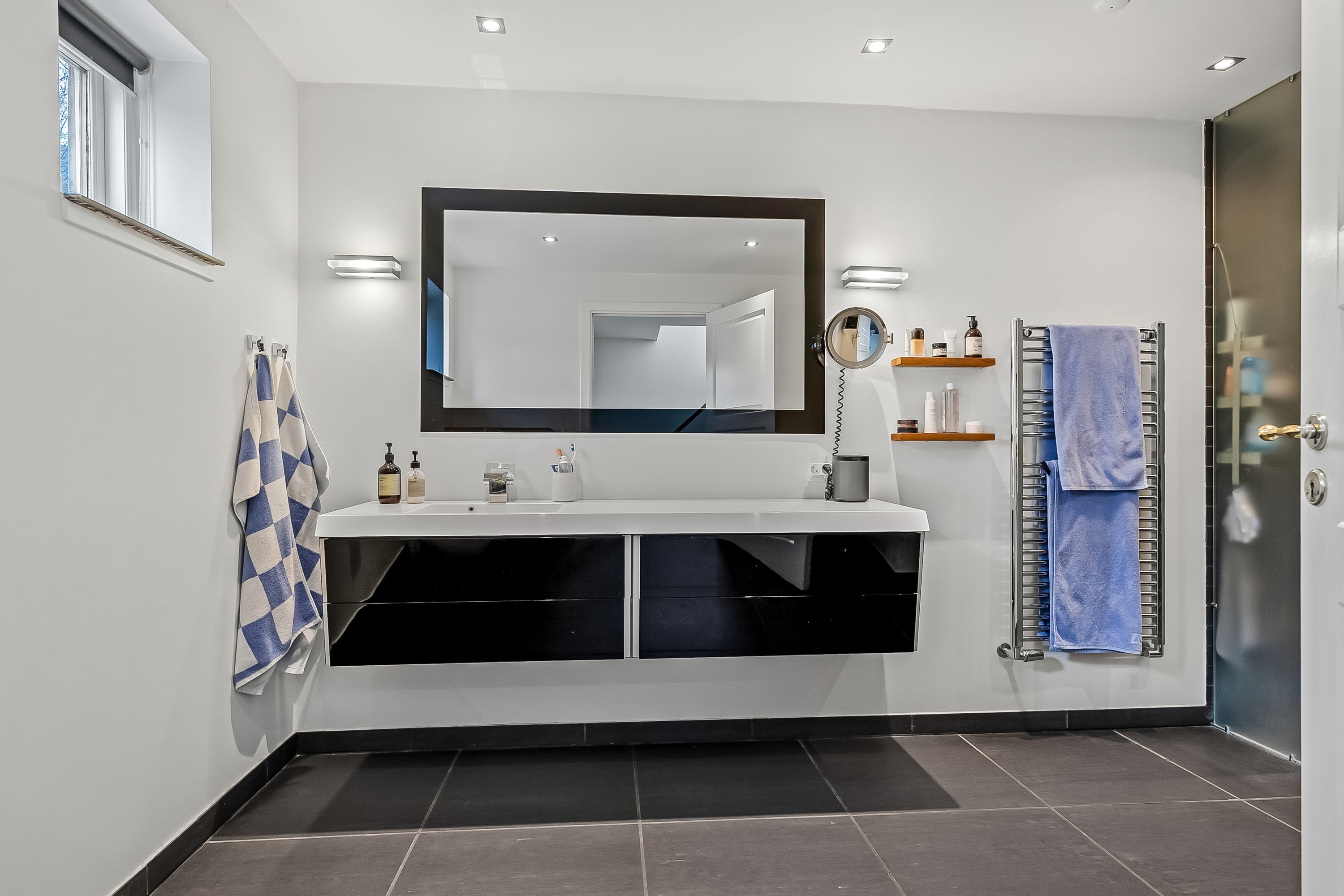 Fremhævet badeværelse billede i fuldskærmstilstand. Billede af Stationsvej 44, Brejning, 7080 Børkop