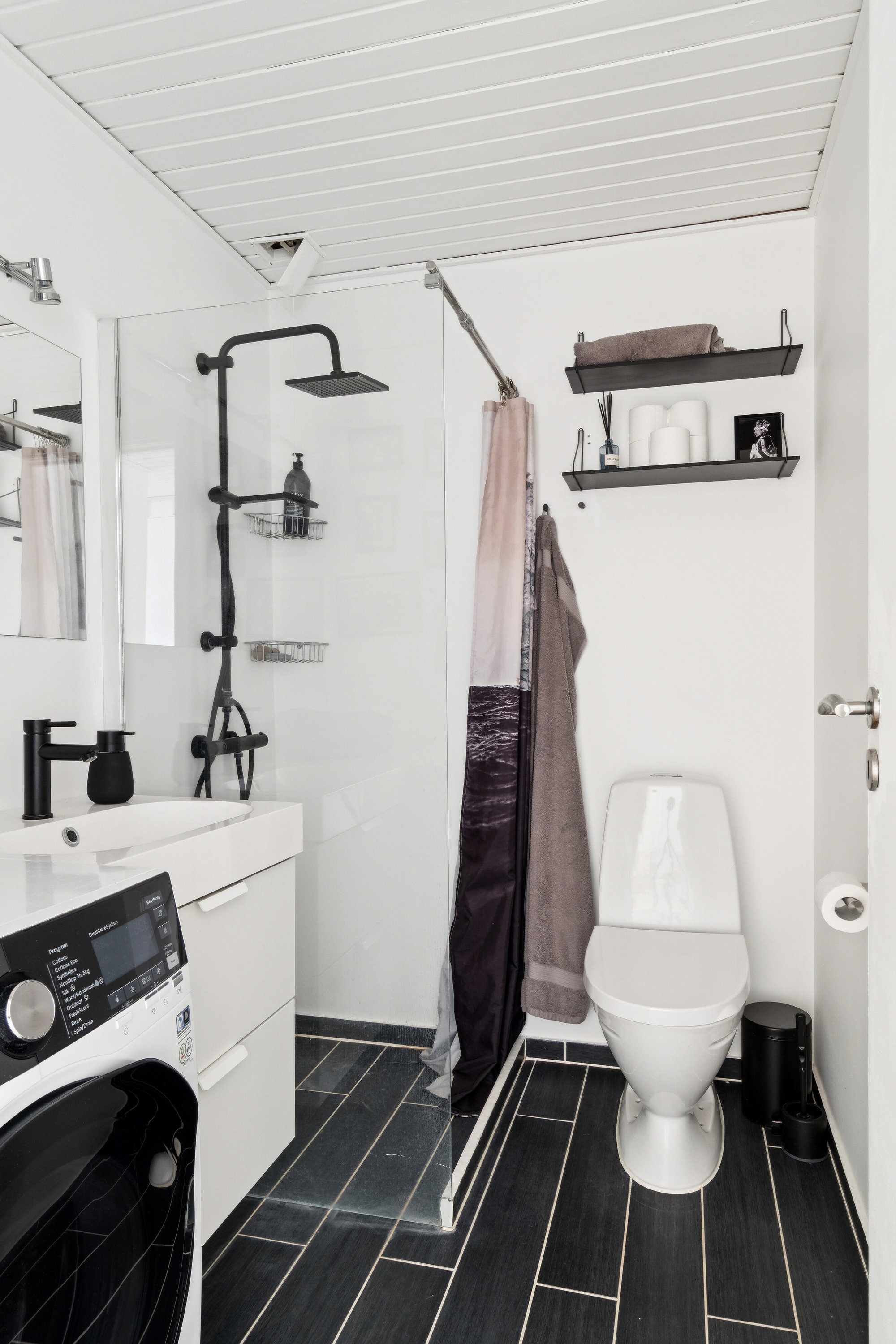 Fremhævet badeværelse billede i fuldskærmstilstand. Billede af Præstøvej 126F, 4700 Næstved