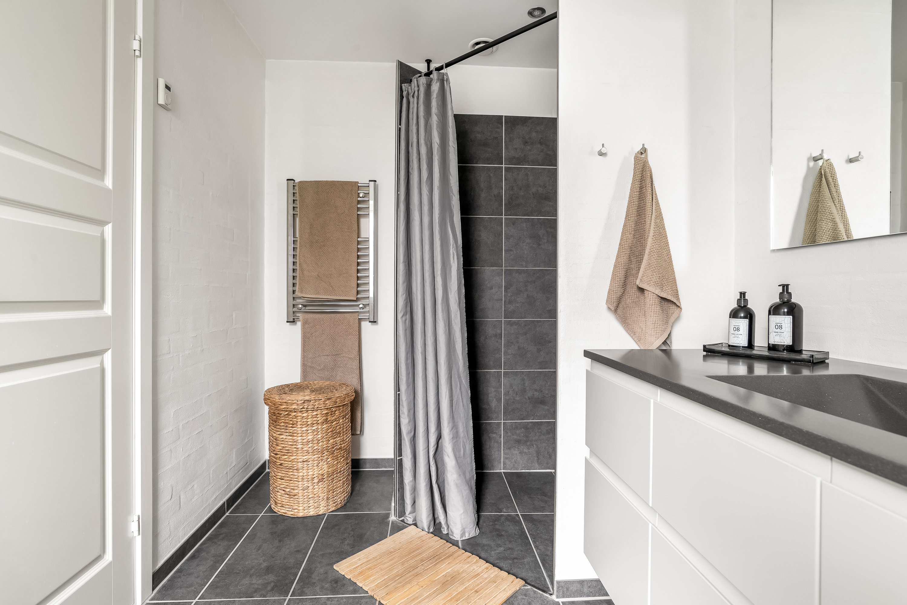 Fremhævet badeværelse billede i fuldskærmstilstand. Billede af Kusken 58, Mejrup, 7500 Holstebro