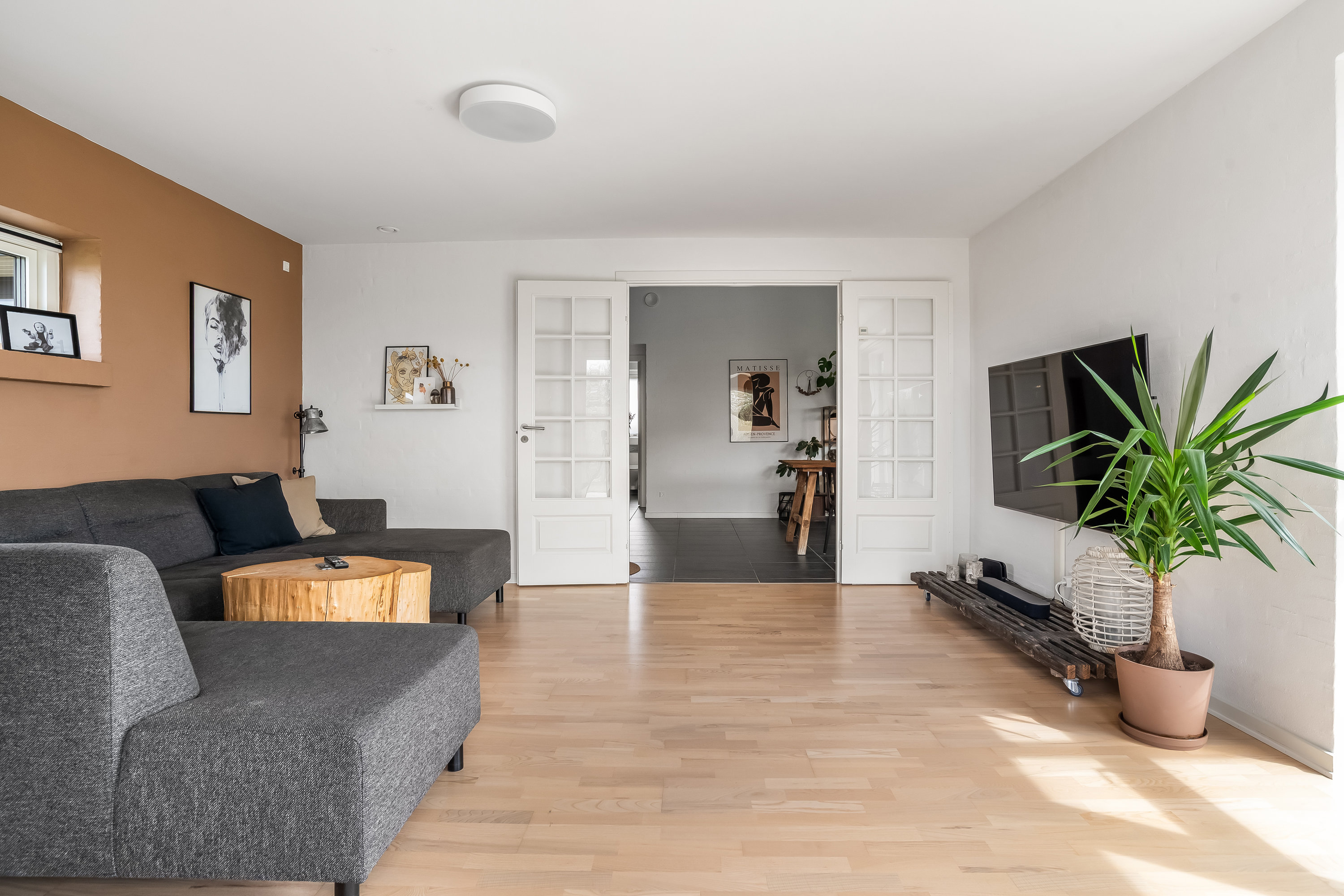 Fremhævet stue billede i fuldskærmstilstand. Billede af Kusken 58, Mejrup, 7500 Holstebro