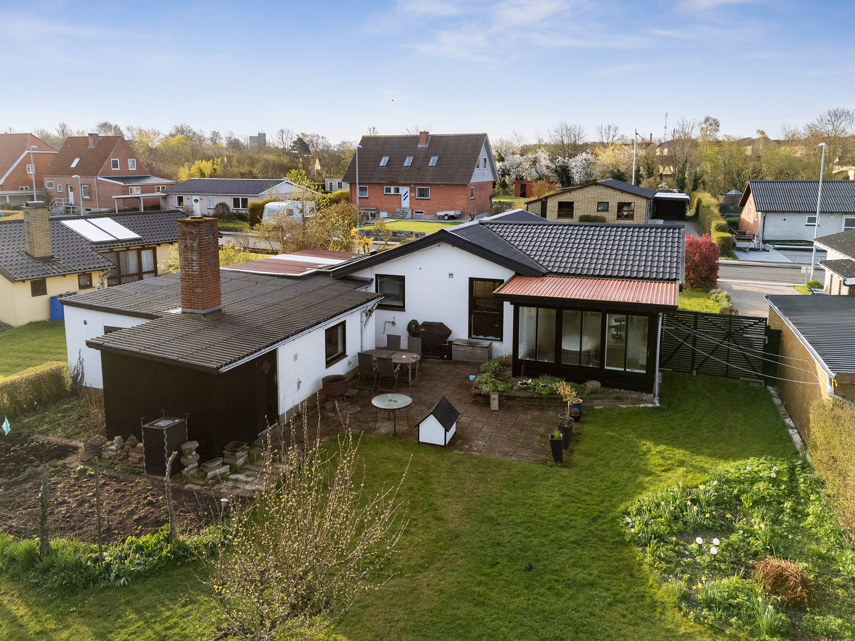 Fremhævet set fra haven billede i fuldskærmstilstand. Billede af Jasminvej 31, 4200 Slagelse