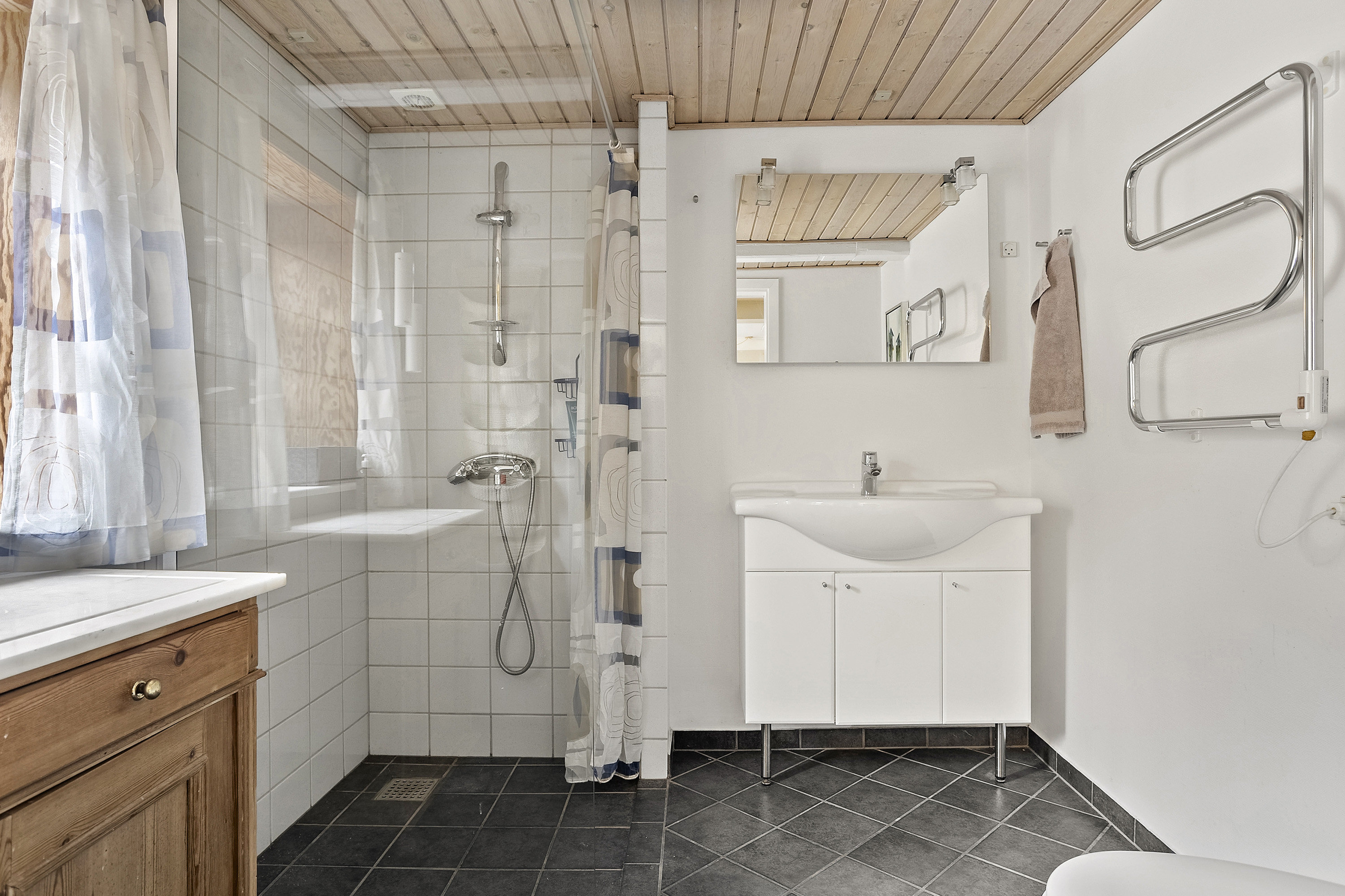 Fremhævet badeværelse billede i fuldskærmstilstand. Billede af Bobølvej 8, 6683 Føvling