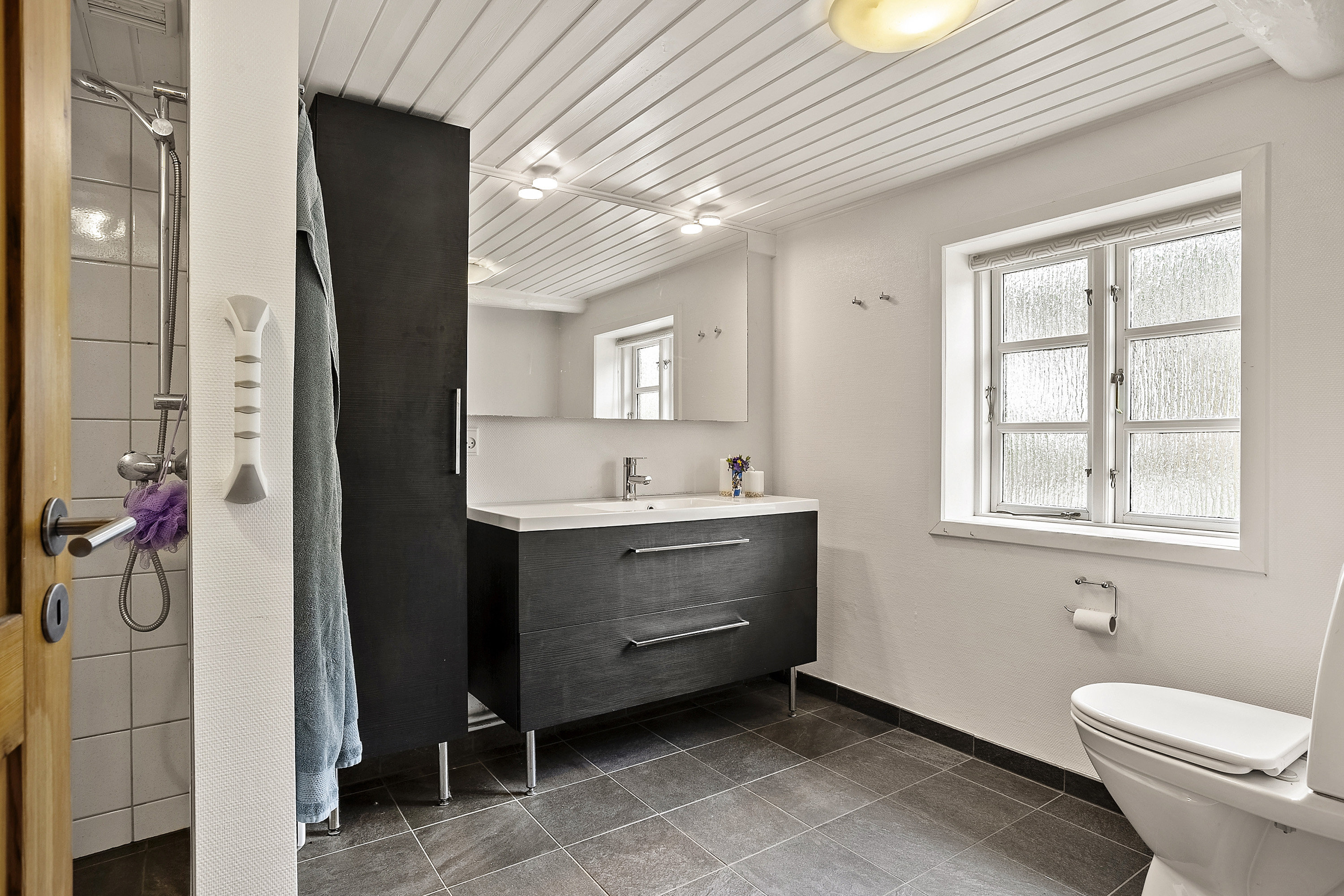 Fremhævet badeværelse billede i fuldskærmstilstand. Billede af Bobølvej 8, 6683 Føvling