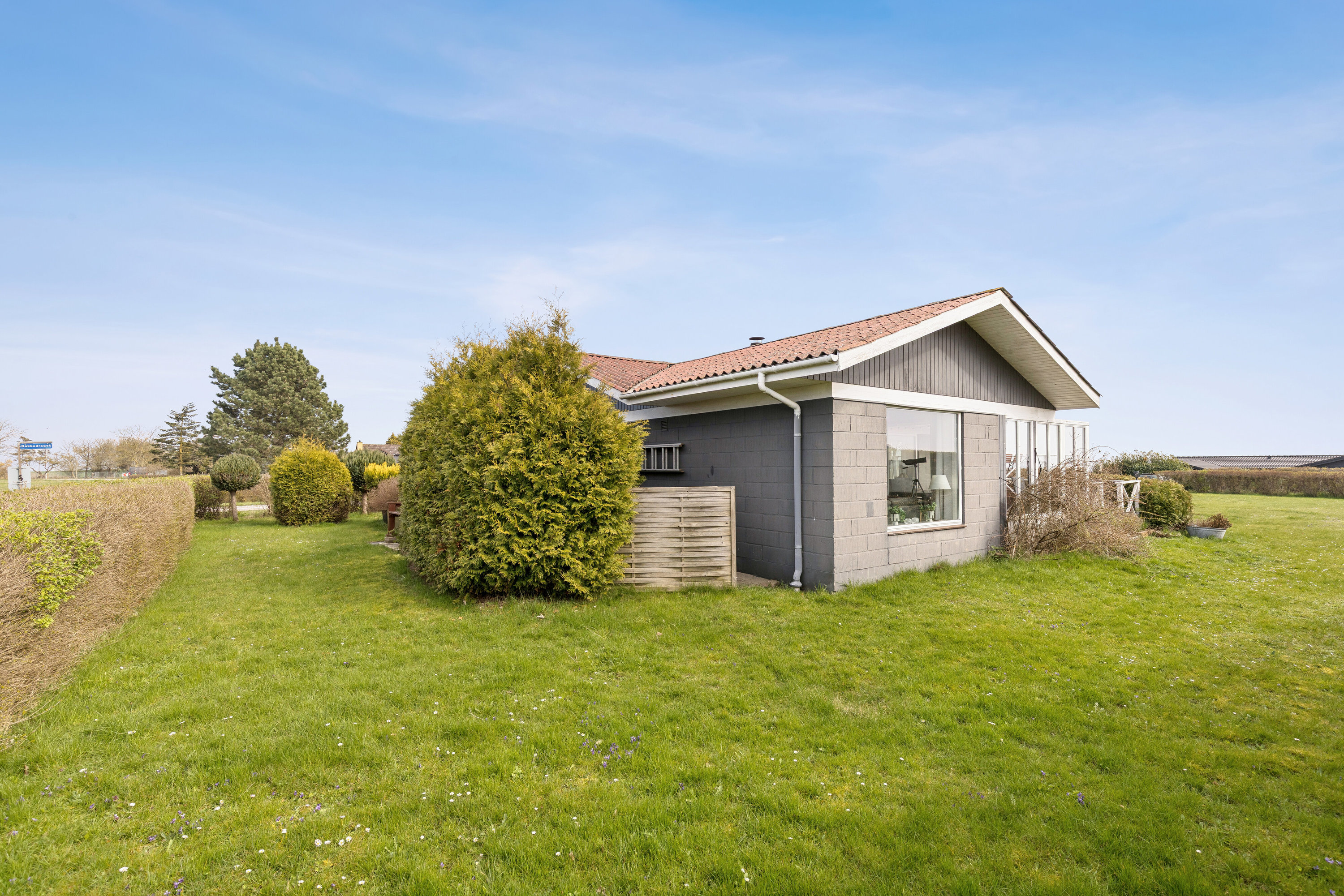 Fremhævet set fra haven billede i fuldskærmstilstand. Billede af Bakkedraget 2, Drøsselbjerg, 4200 Slagelse