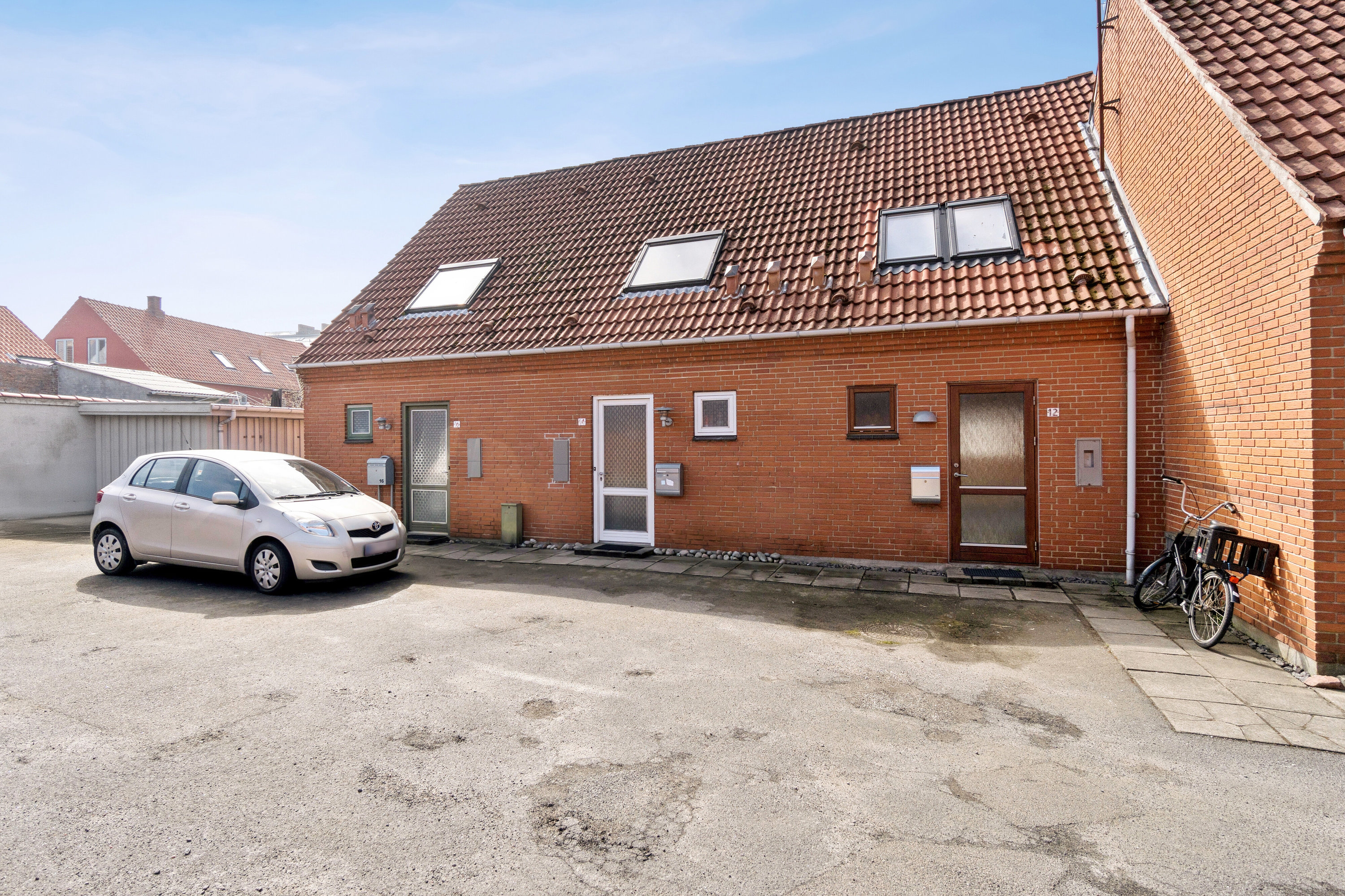 Fremhævet set fra vejen billede i fuldskærmstilstand. Billede af Knudsvej 14, 3700 Rønne