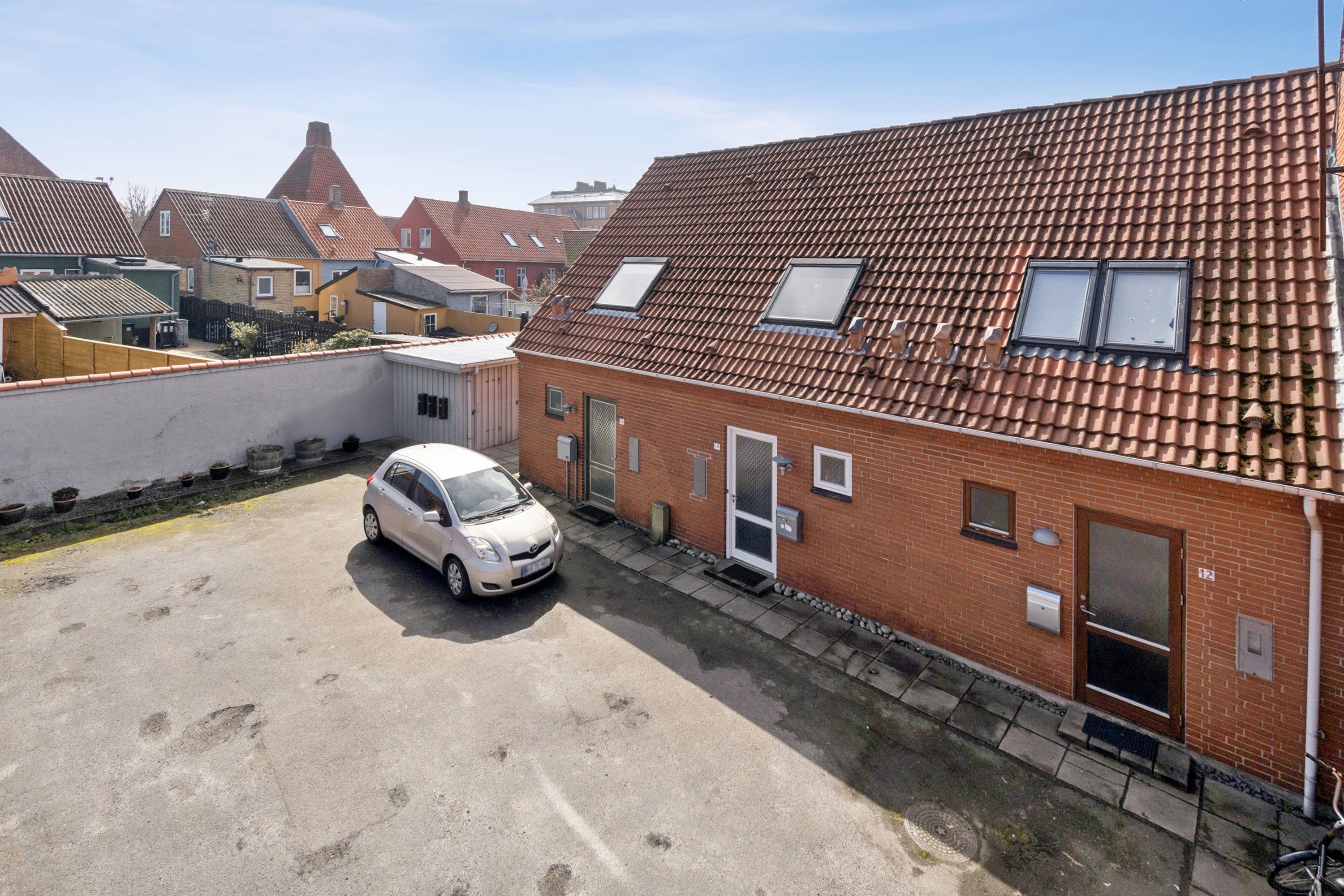 Fremhævet set fra vejen billede i fuldskærmstilstand. Billede af Knudsvej 14, 3700 Rønne