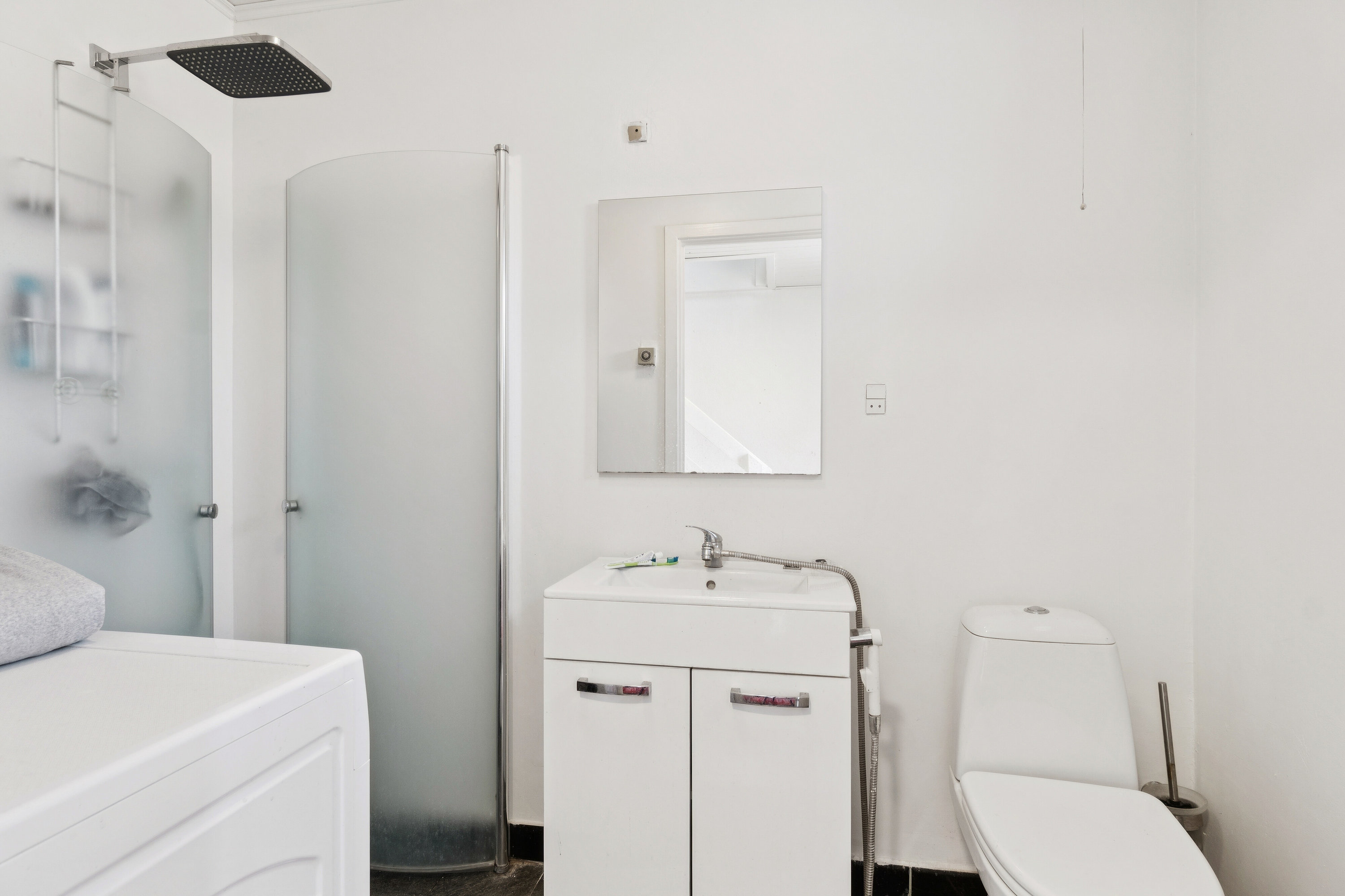 Fremhævet badeværelse billede i fuldskærmstilstand. Billede af Knudsvej 14, 3700 Rønne