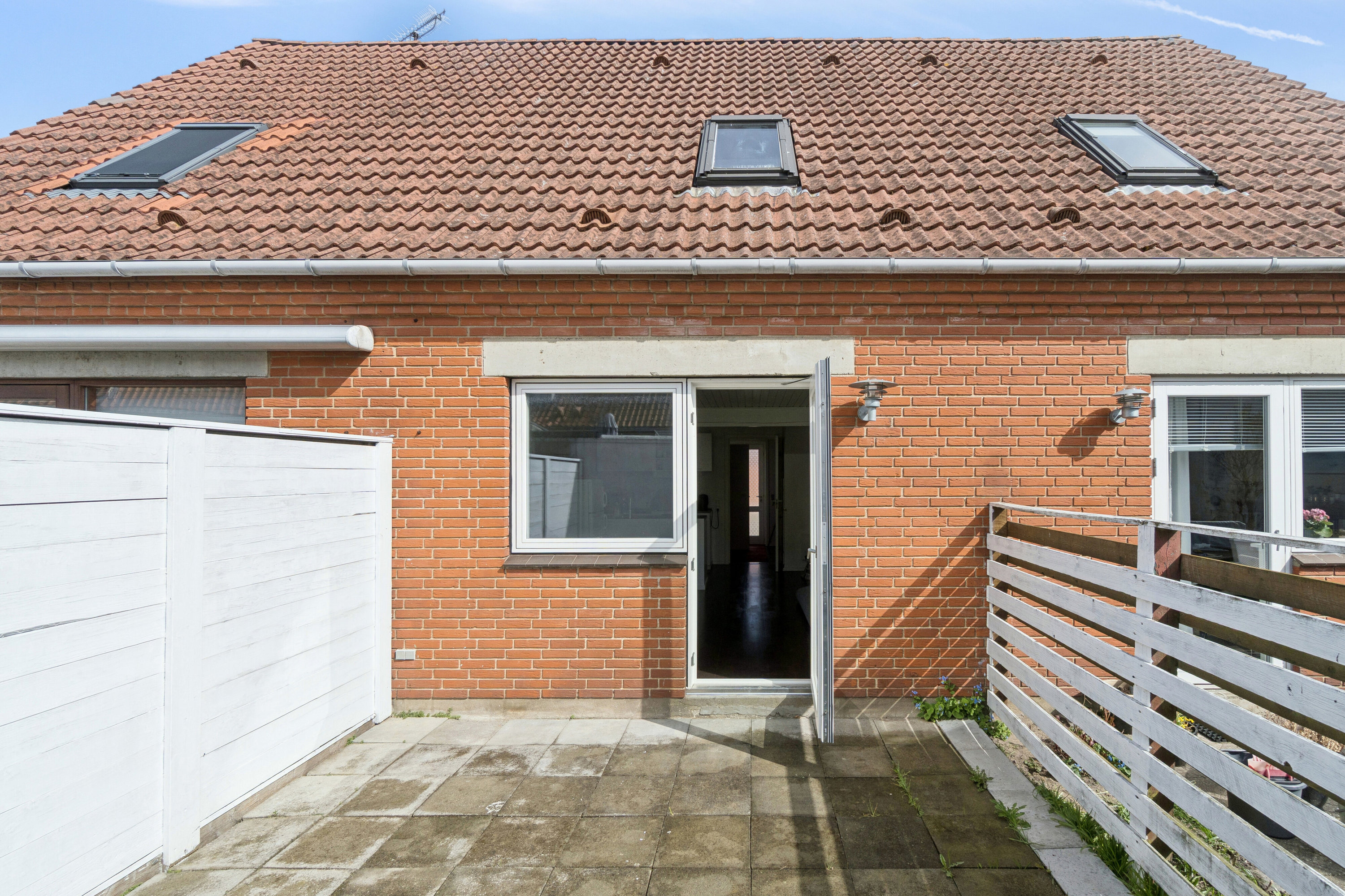 Fremhævet set fra haven billede i fuldskærmstilstand. Billede af Knudsvej 14, 3700 Rønne