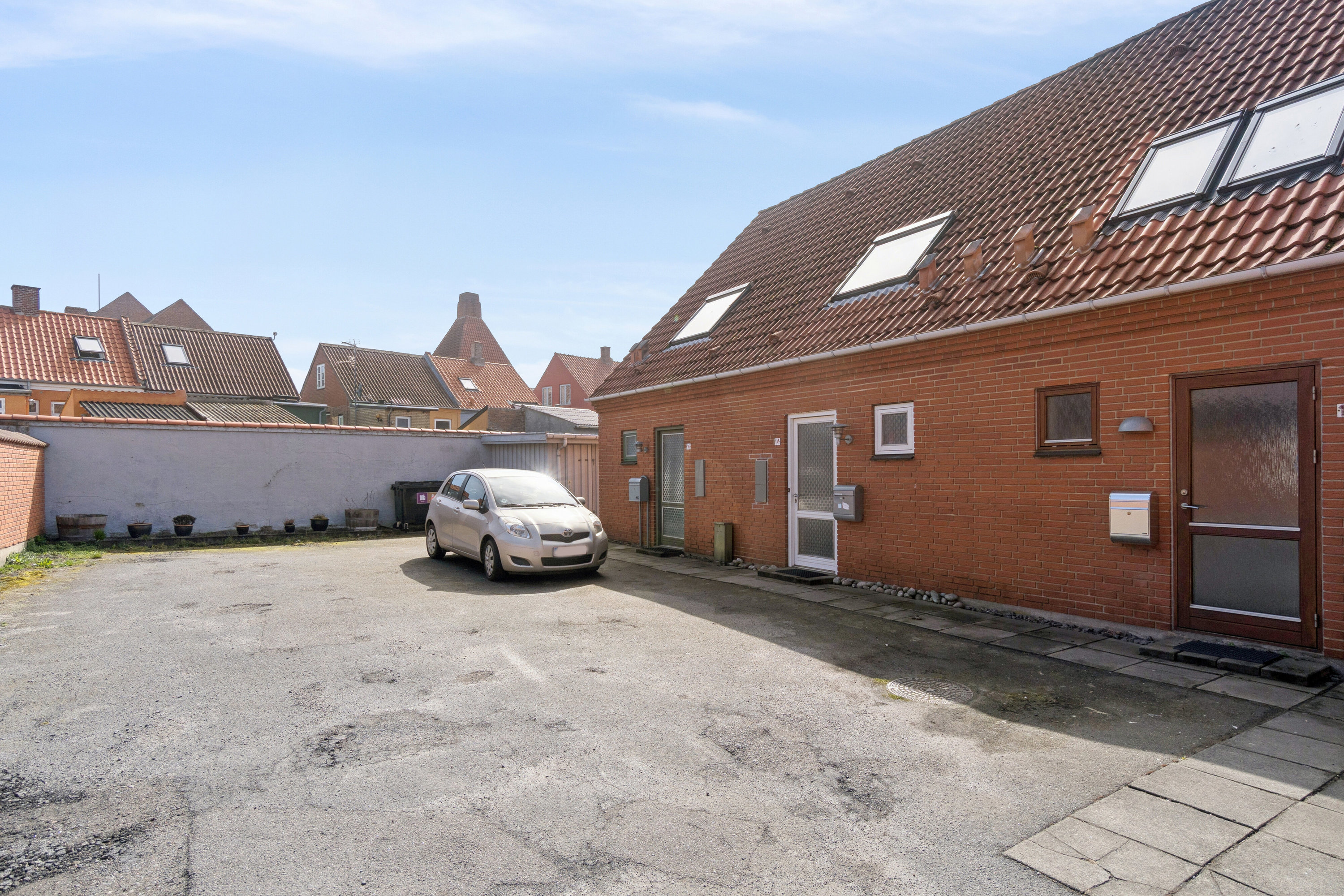 Fremhævet set fra vejen billede i fuldskærmstilstand. Billede af Knudsvej 14, 3700 Rønne