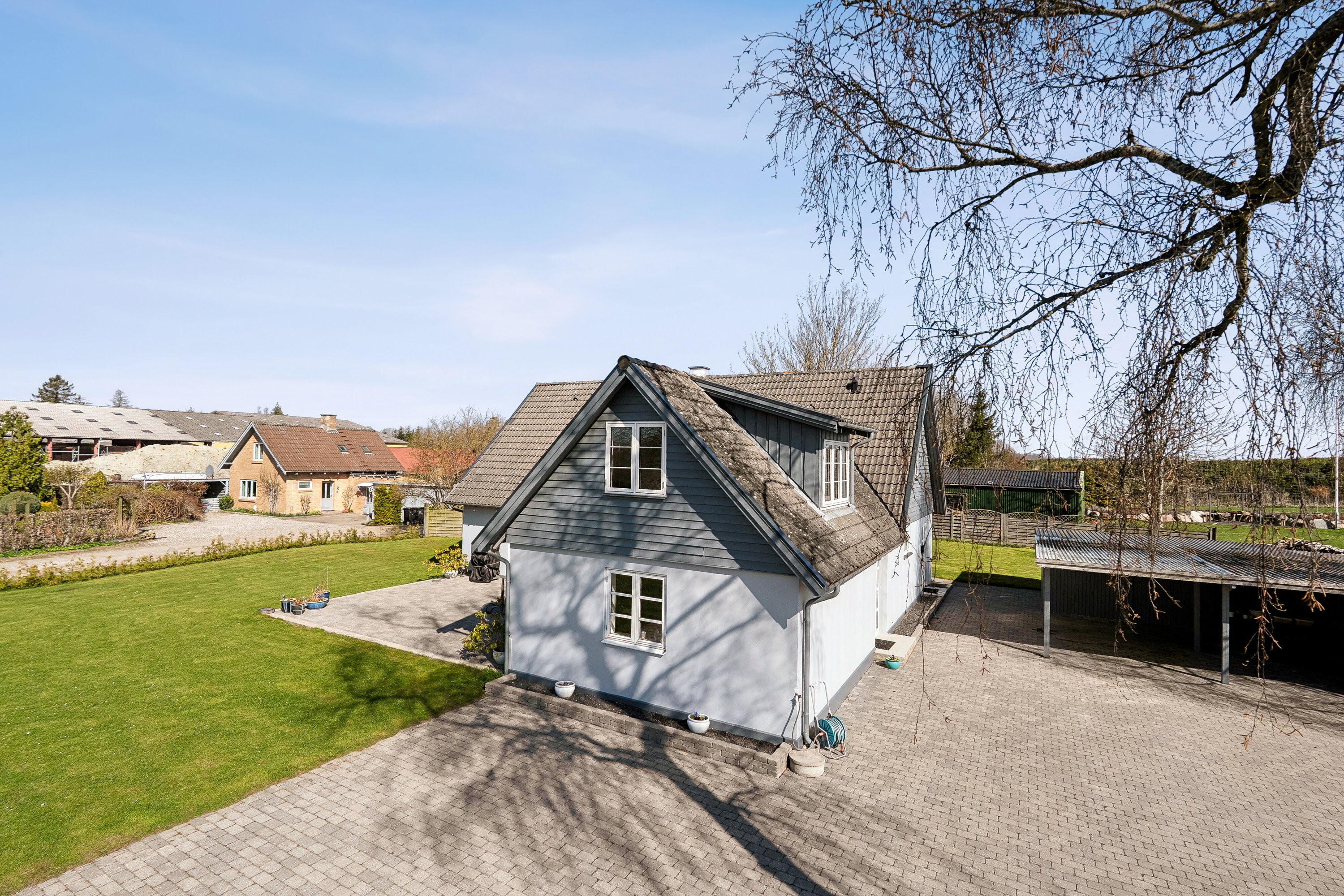 Fremhævet set fra vejen billede i fuldskærmstilstand. Billede af Damvej 1, 4750 Lundby