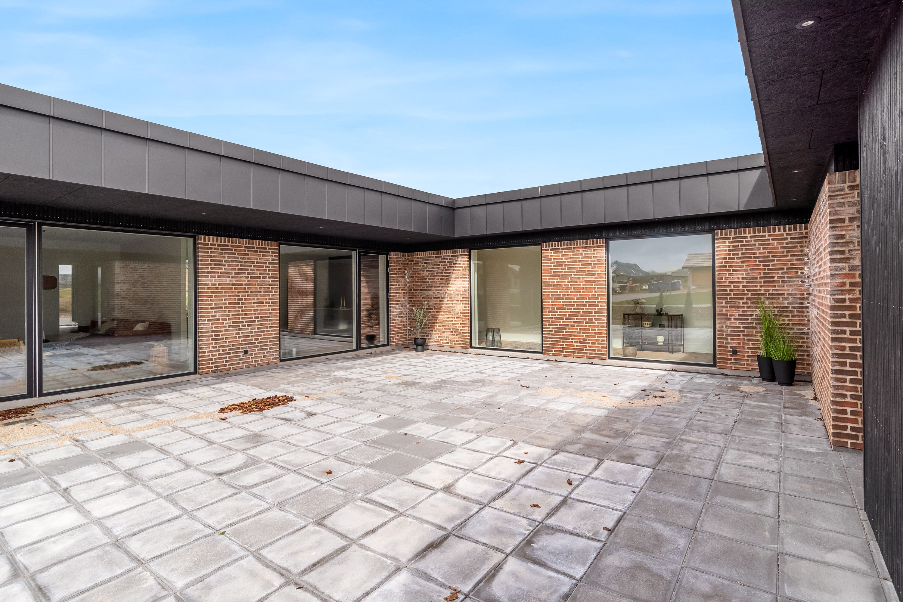 Fremhævet gårdmiljø billede i fuldskærmstilstand. Billede af Råbukken 23, Halgårde, 7500 Holstebro