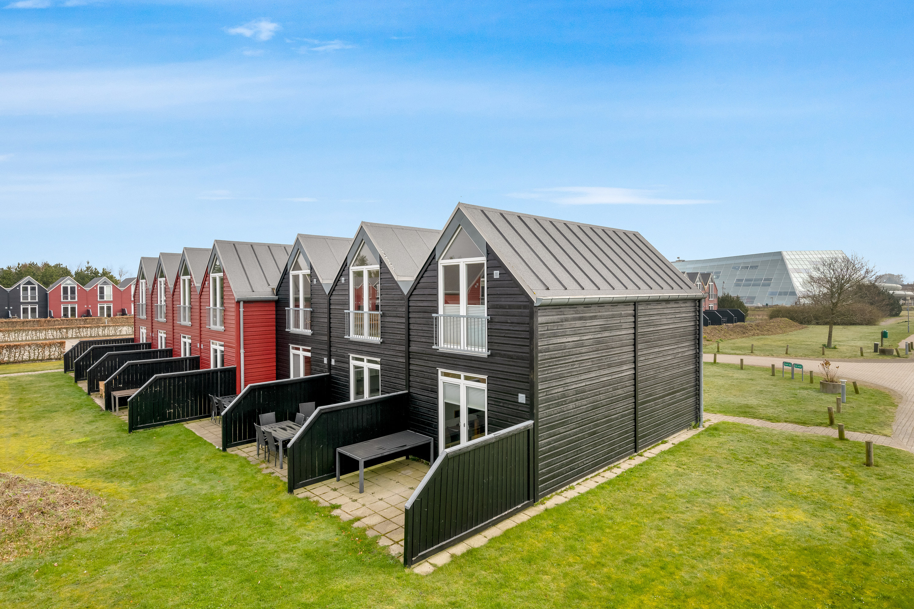 Fremhævet gårdmiljø billede i fuldskærmstilstand. Billede af Lønne Feriepark 144B, Lønne, 6830 Nørre Nebel