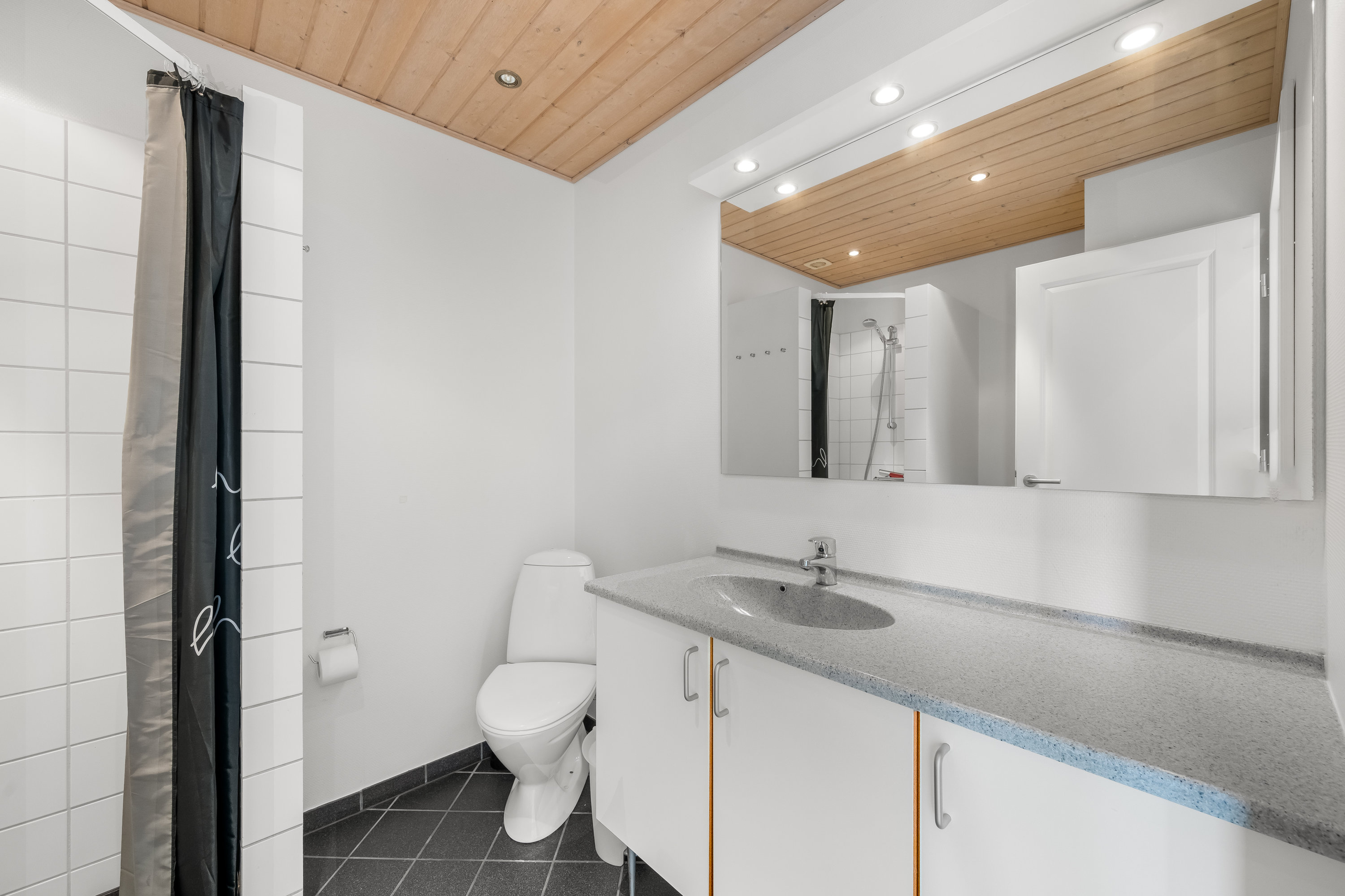 Fremhævet badeværelse billede i fuldskærmstilstand. Billede af Lønne Feriepark 144B, Lønne, 6830 Nørre Nebel